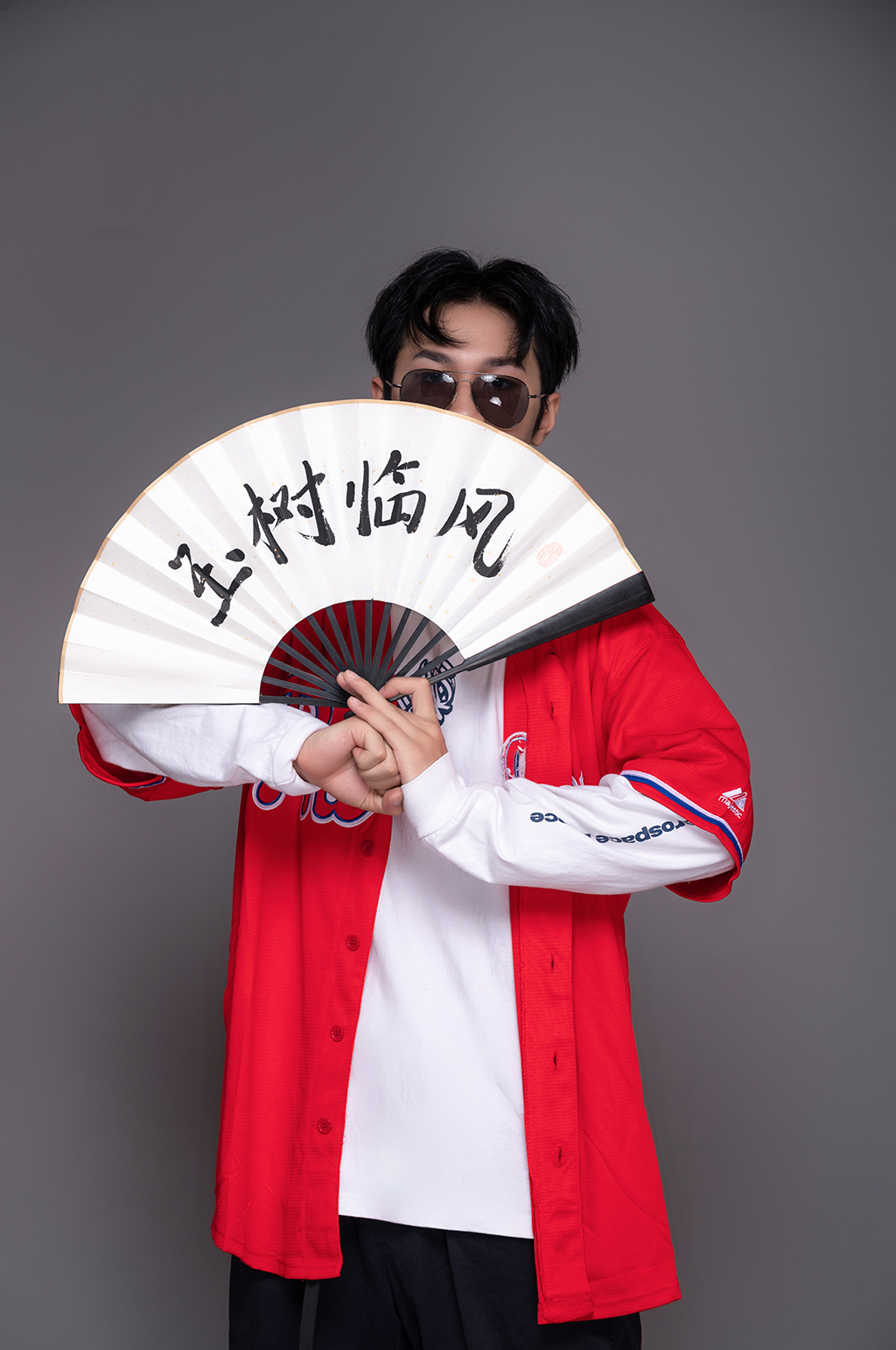 国风折扇青年嘻哈街舞少年人物摄影图片素材