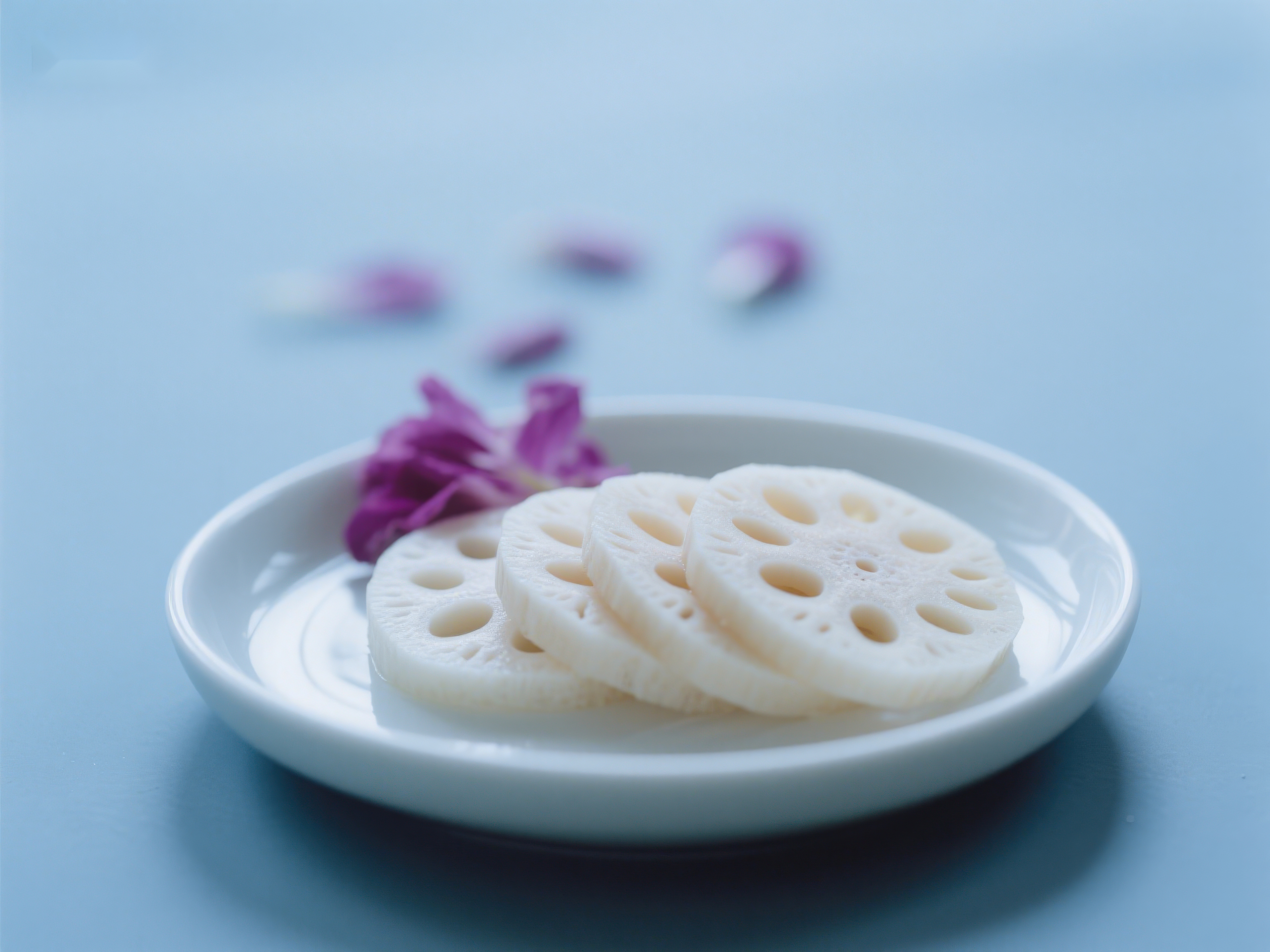 莲藕切片与紫色花朵的清新组合素材