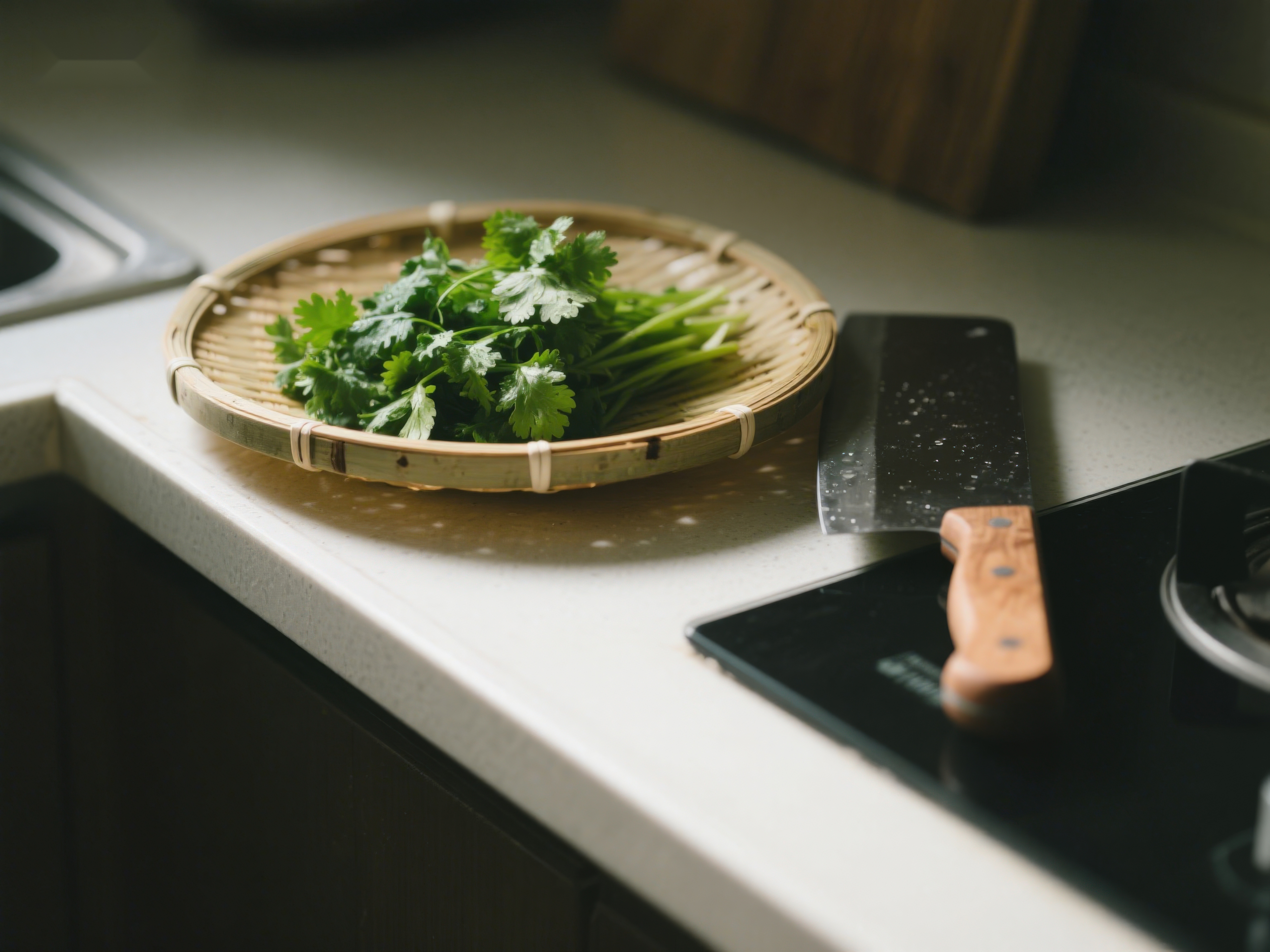 厨房台面上的香菜与菜刀素材