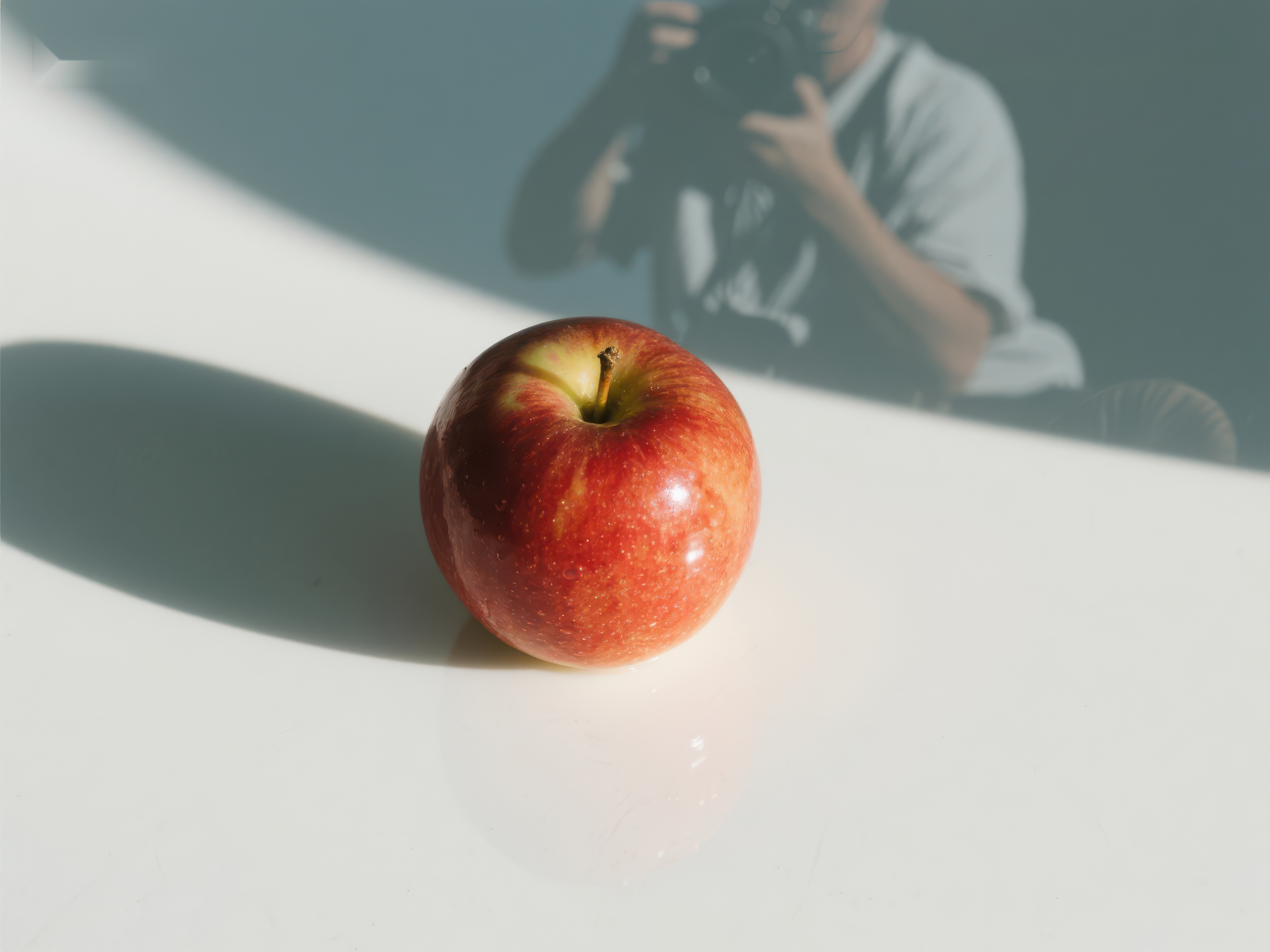 摄影师拍摄桌上的红苹果素材