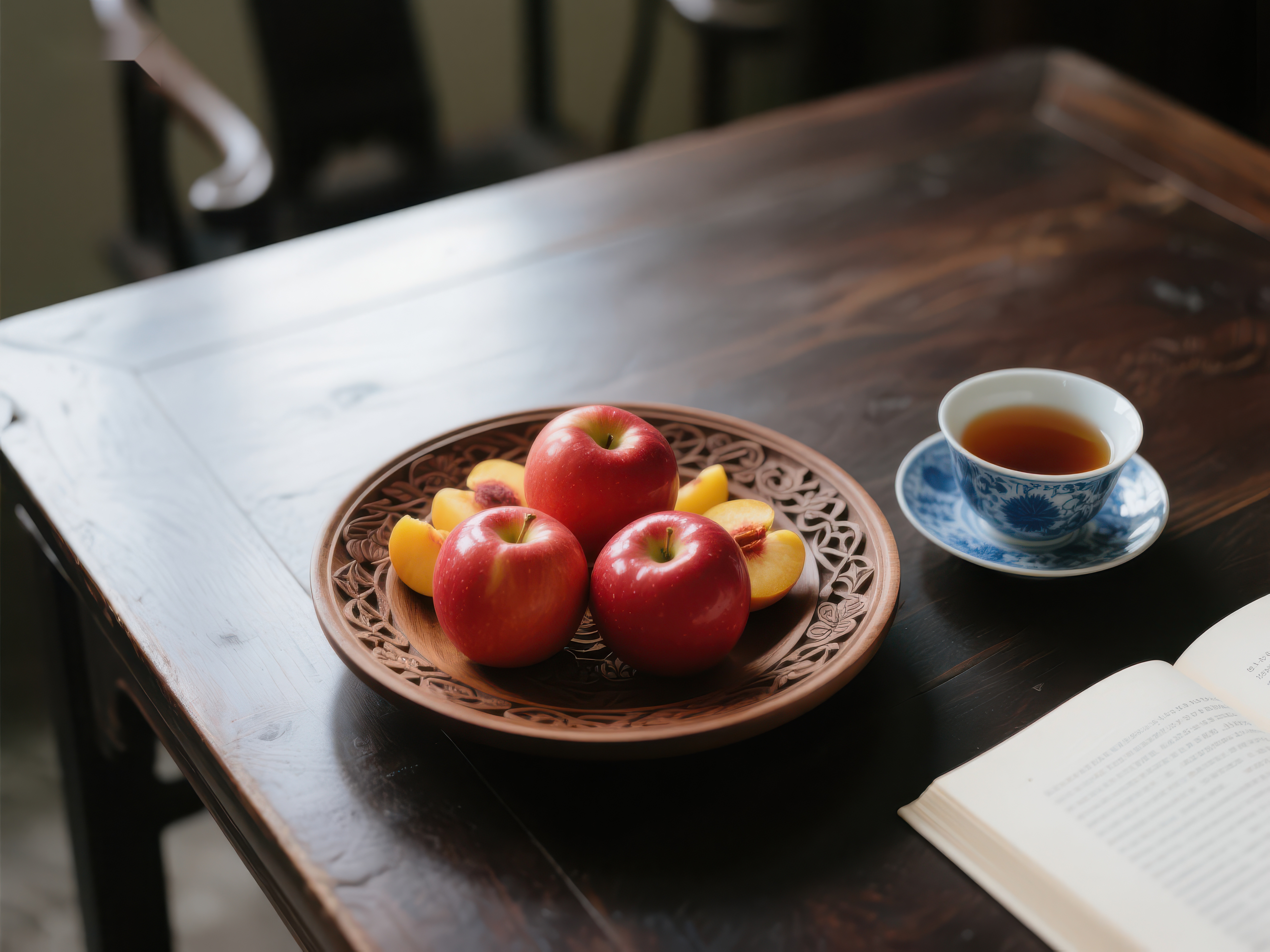 木桌上的苹果与茶杯素材