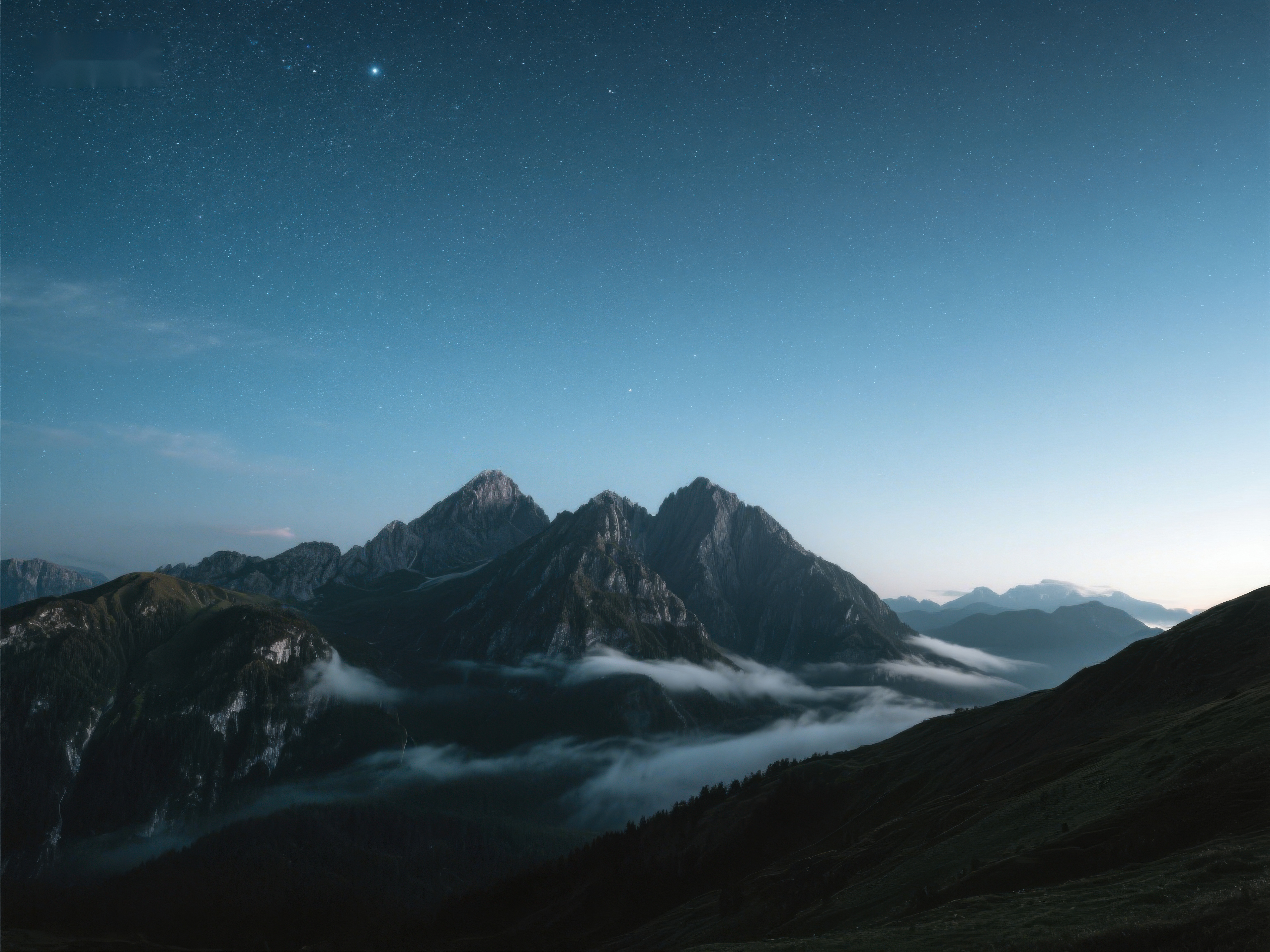 夜幕下的山峦与云海素材