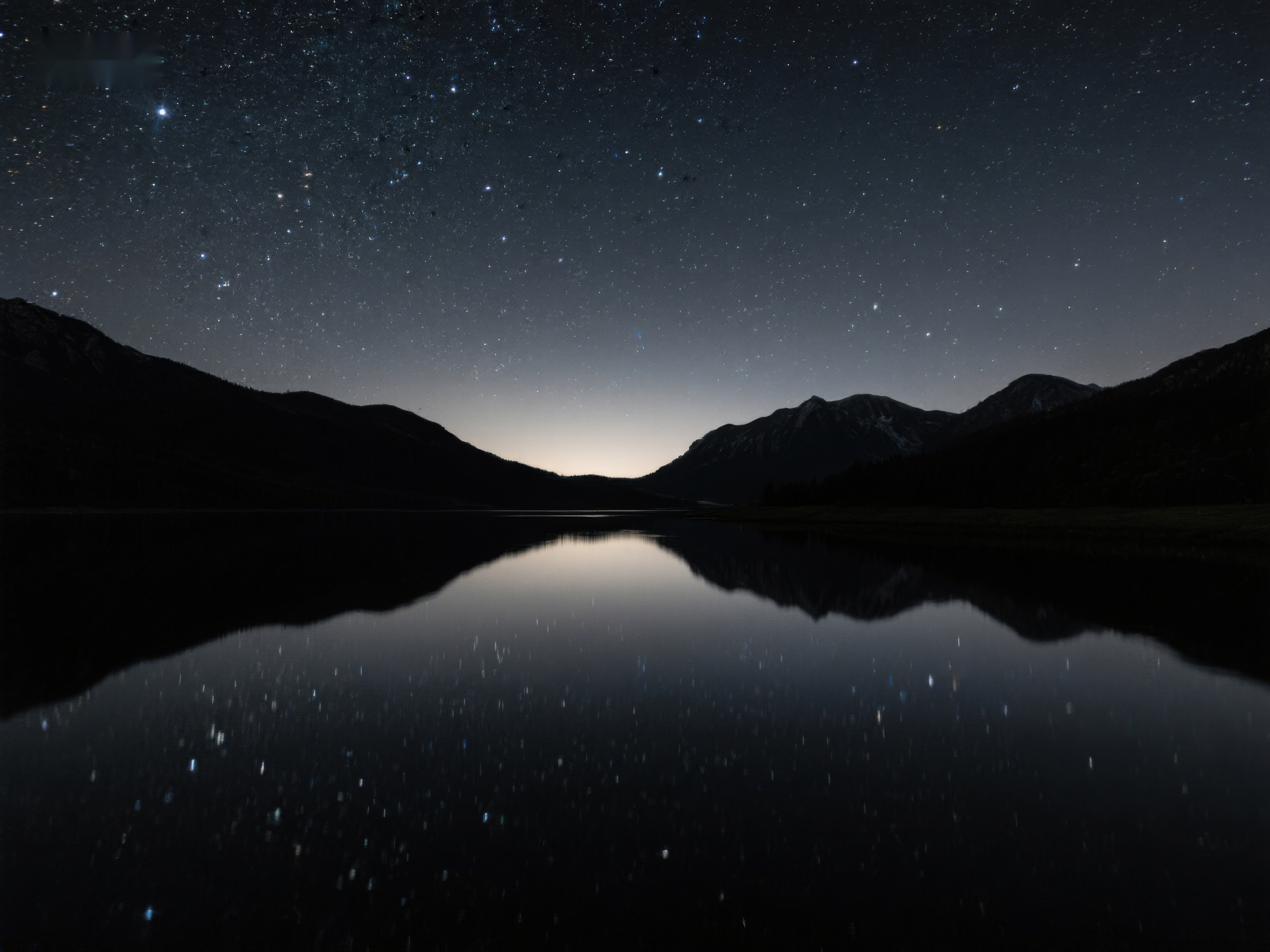 夜空星辰映照湖面素材