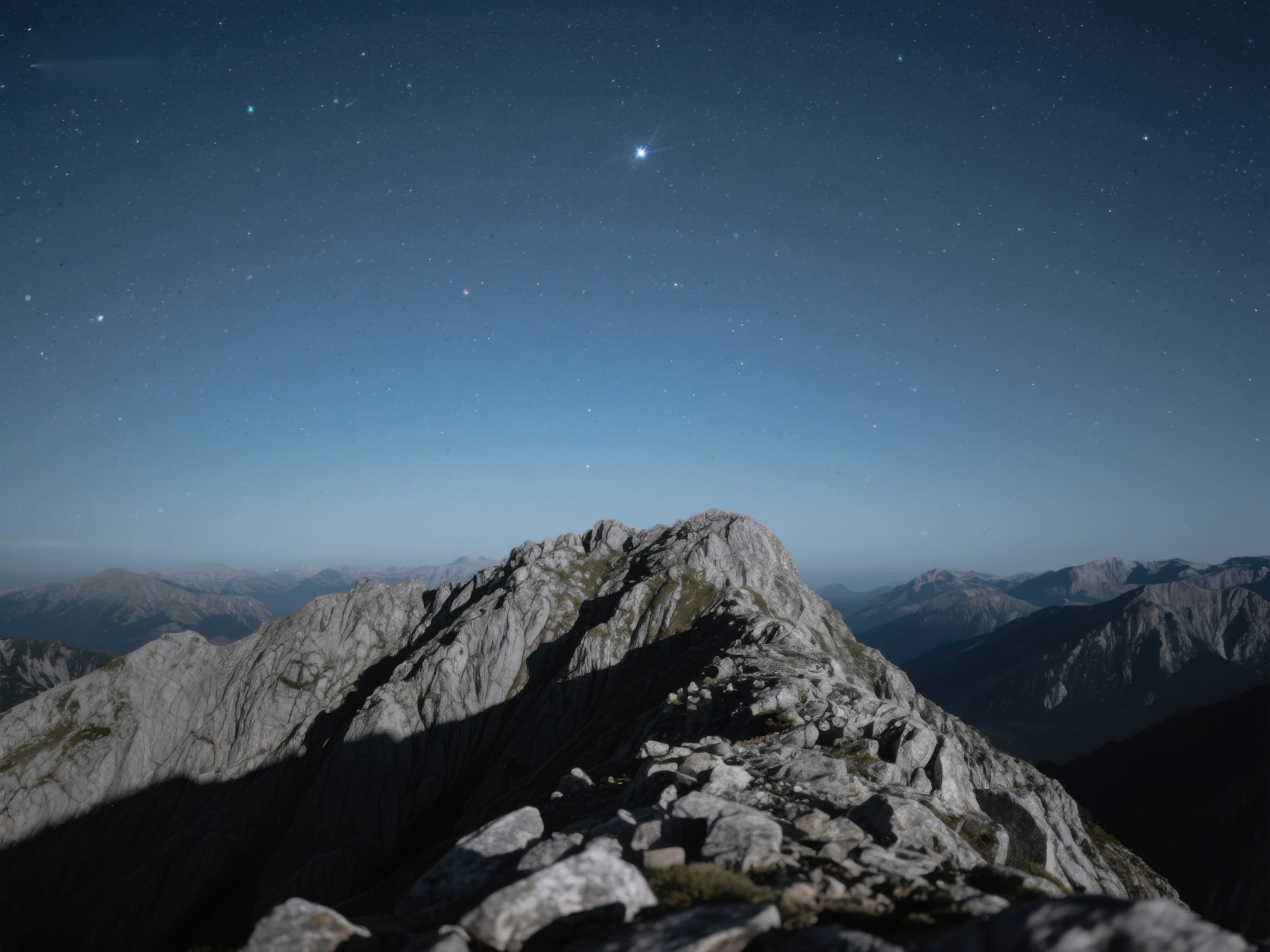 夜空下的山峰剪影素材