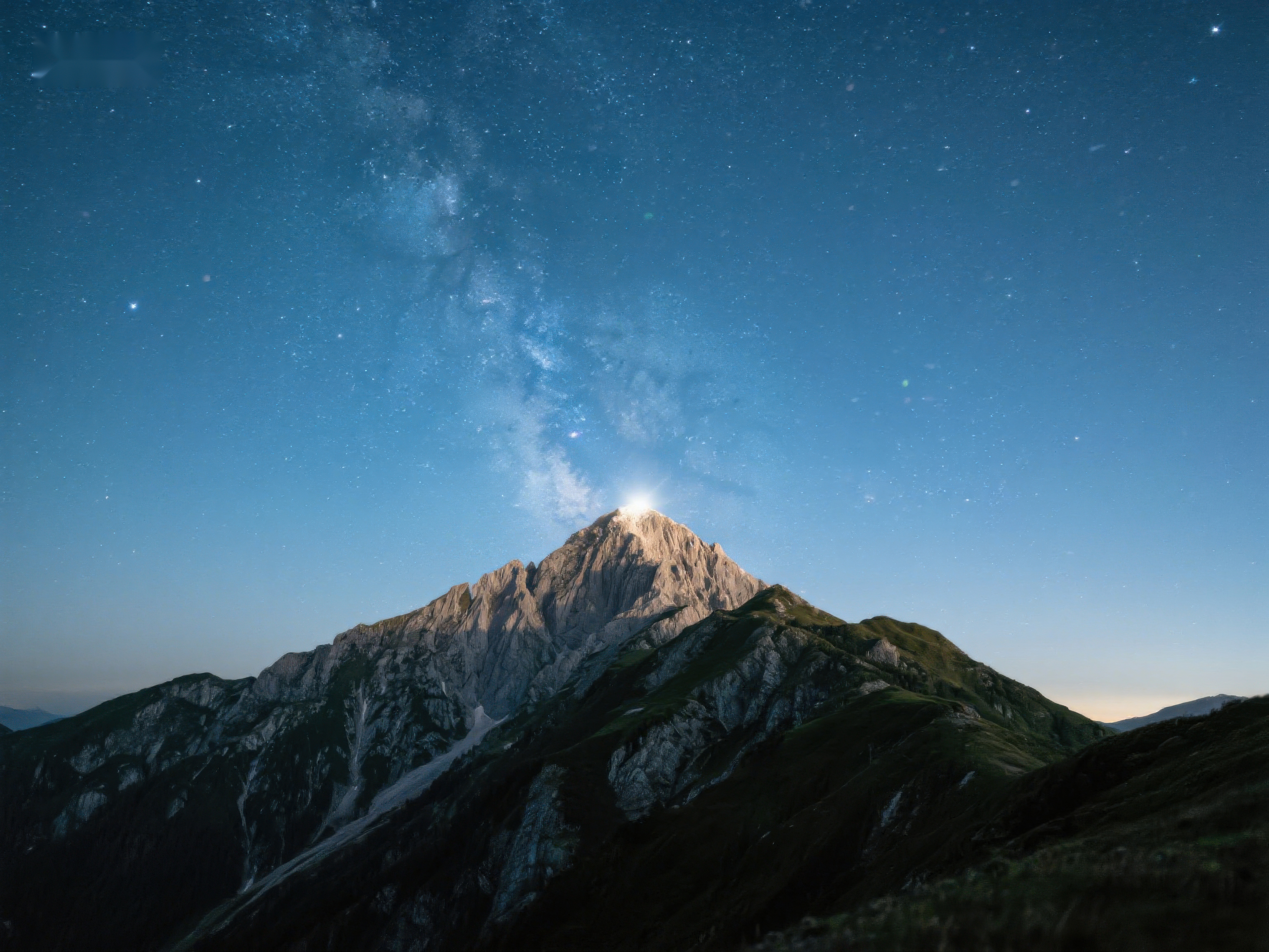 星空下的巍峨山峰素材