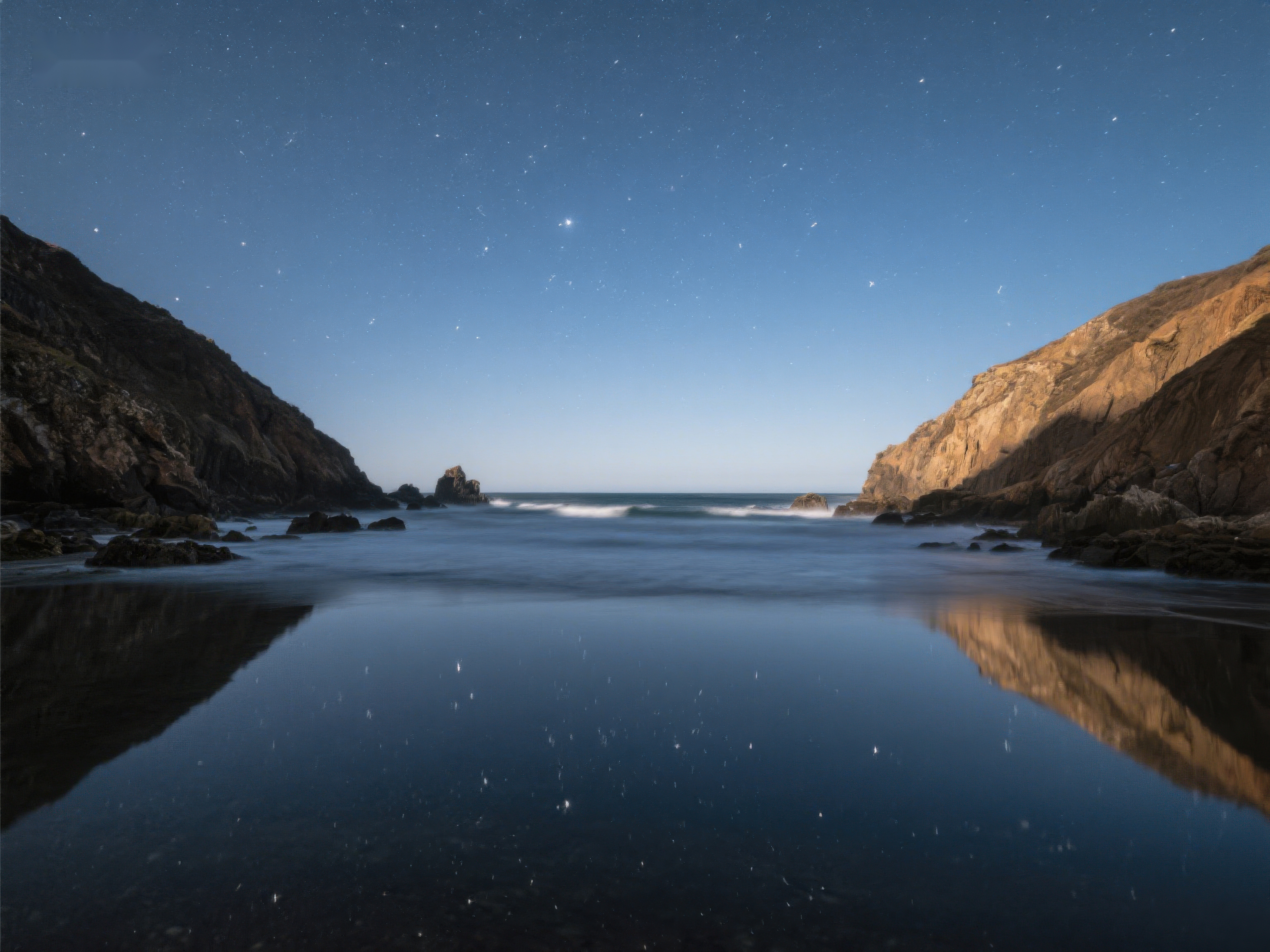 星空下的宁静海岸素材