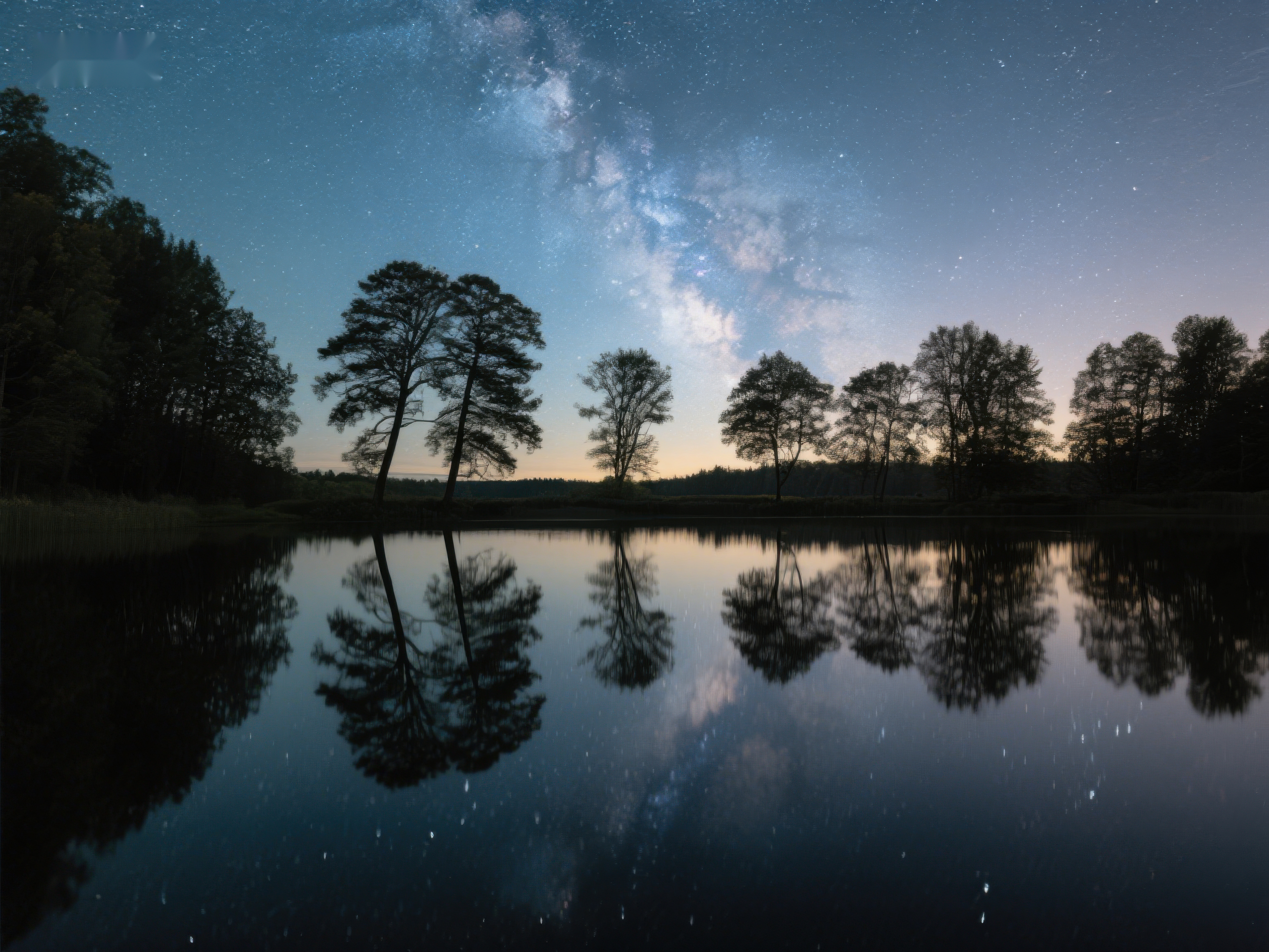 夜空银河映湖面树木倒影如画素材