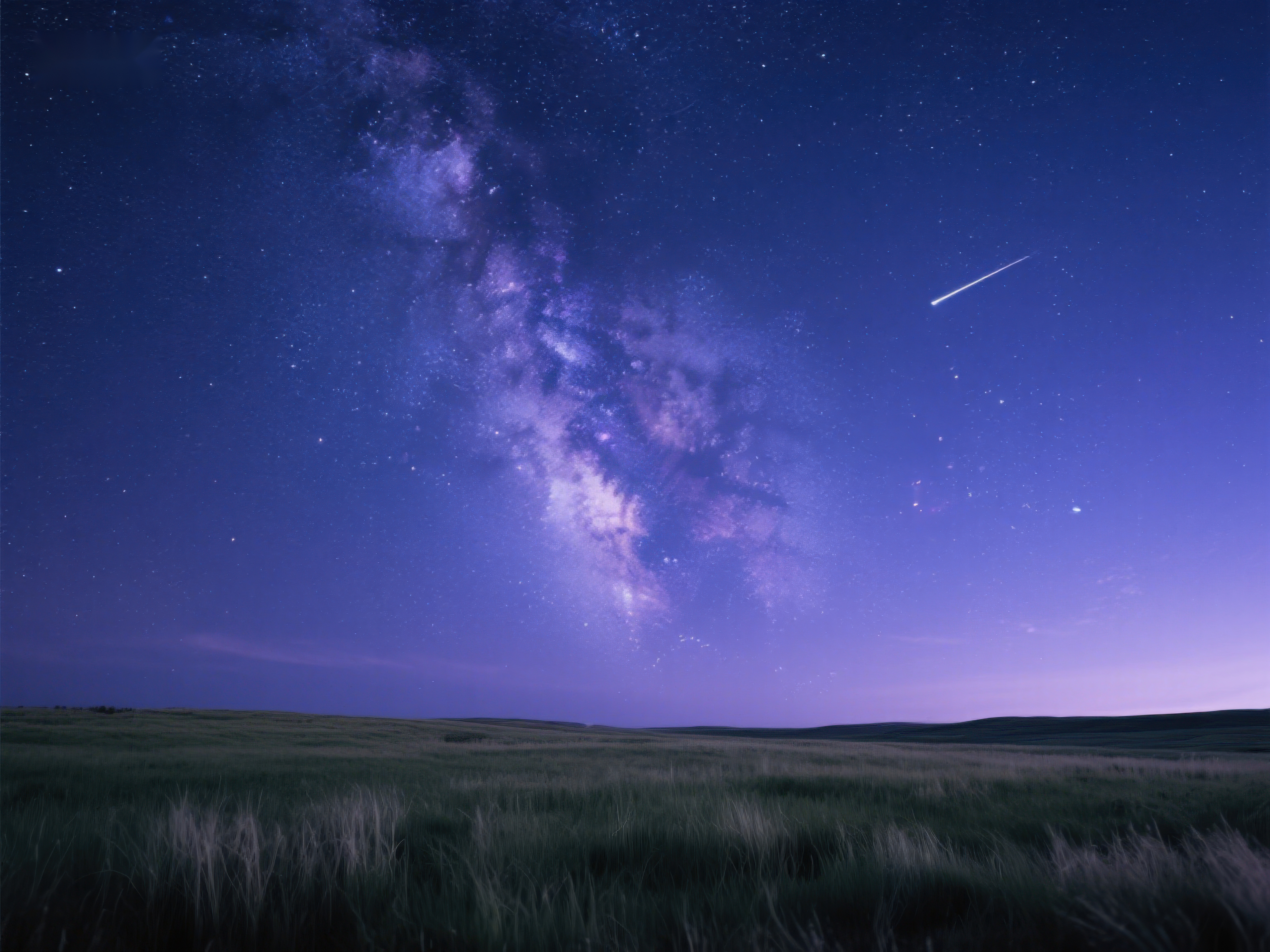 银河横跨夜空流星划过草原素材