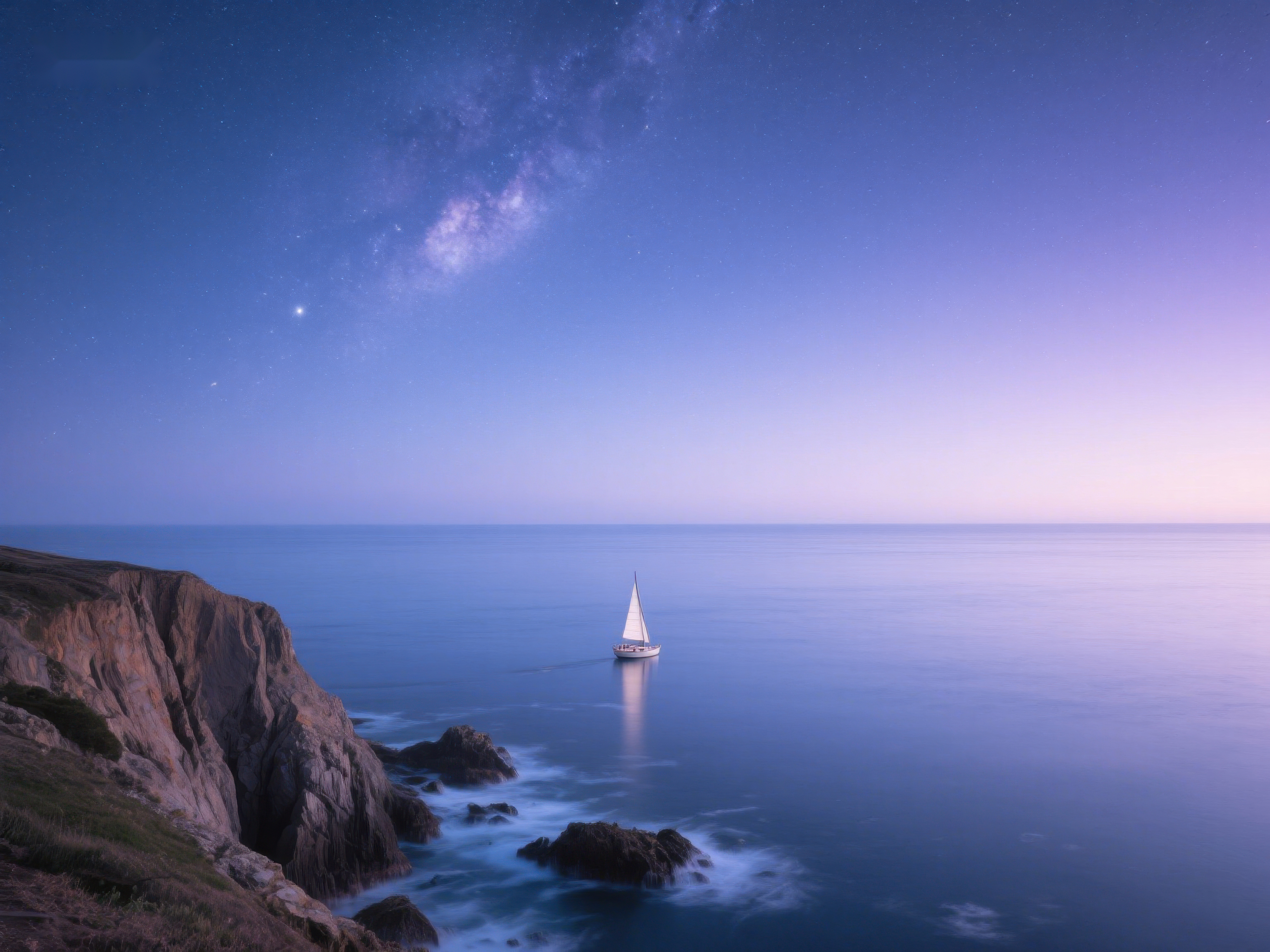 夜空下的孤帆与海岸素材