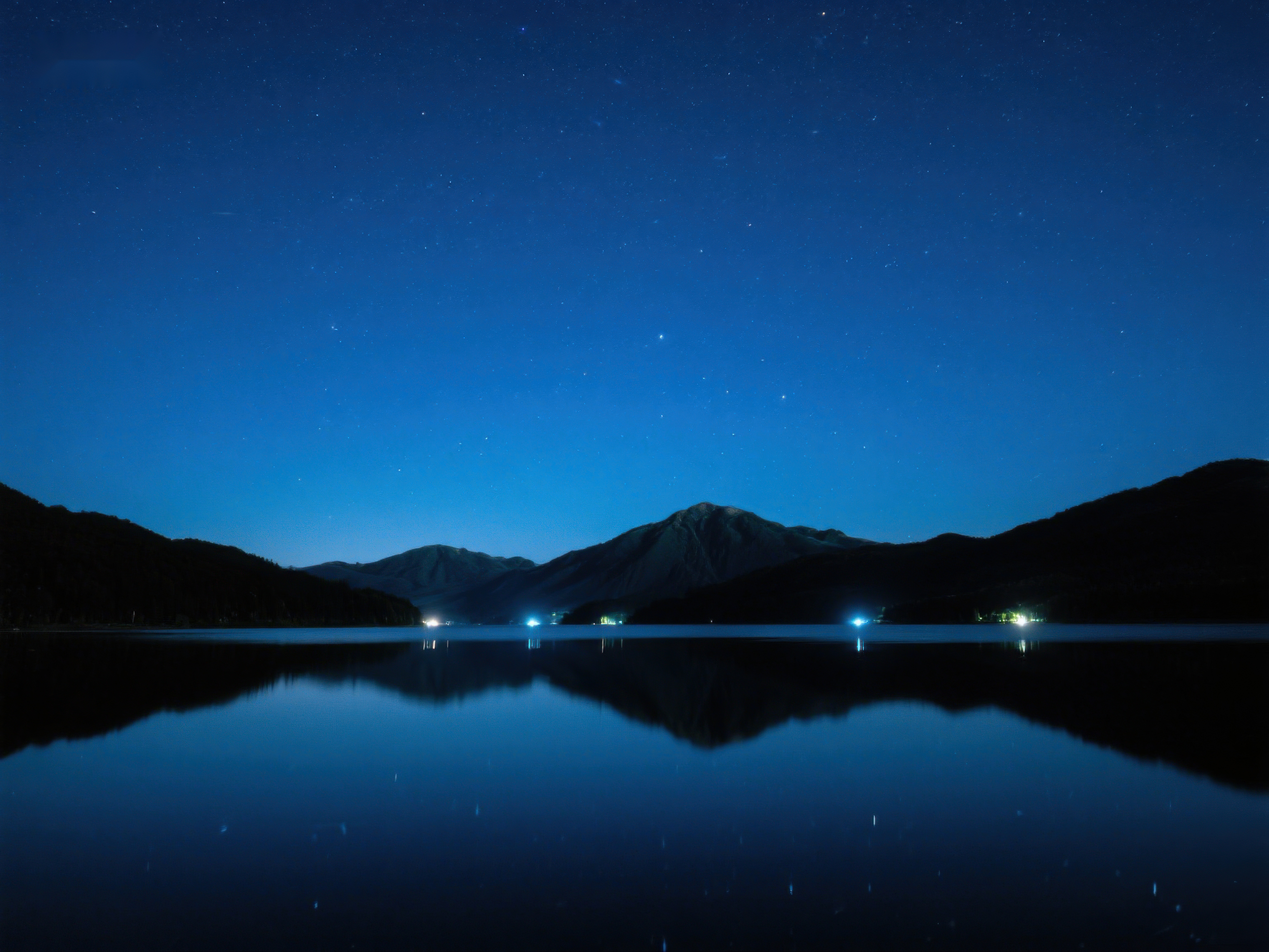 夜空下的静谧湖面与山影素材