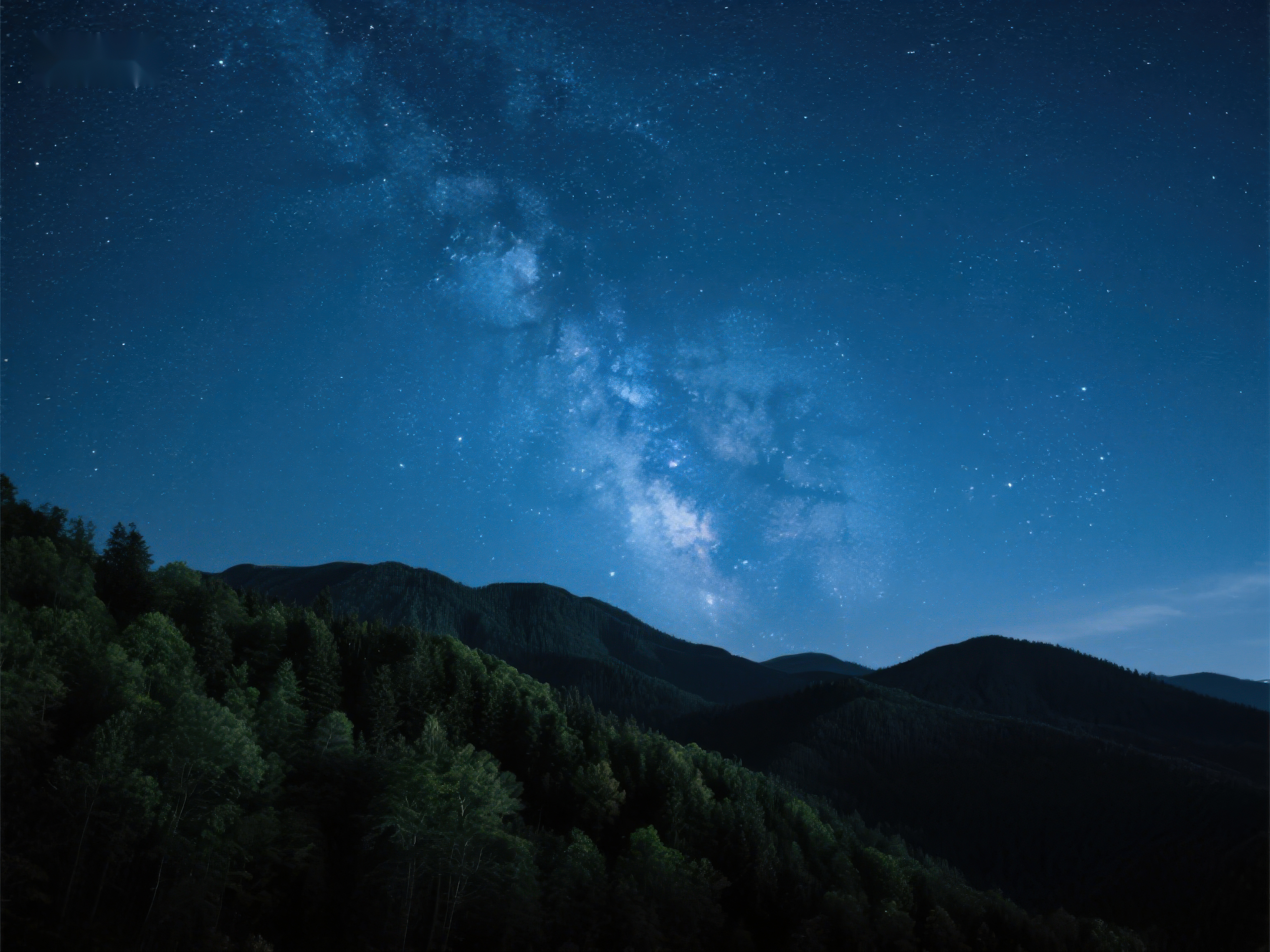 夜空银河下的山林美景素材