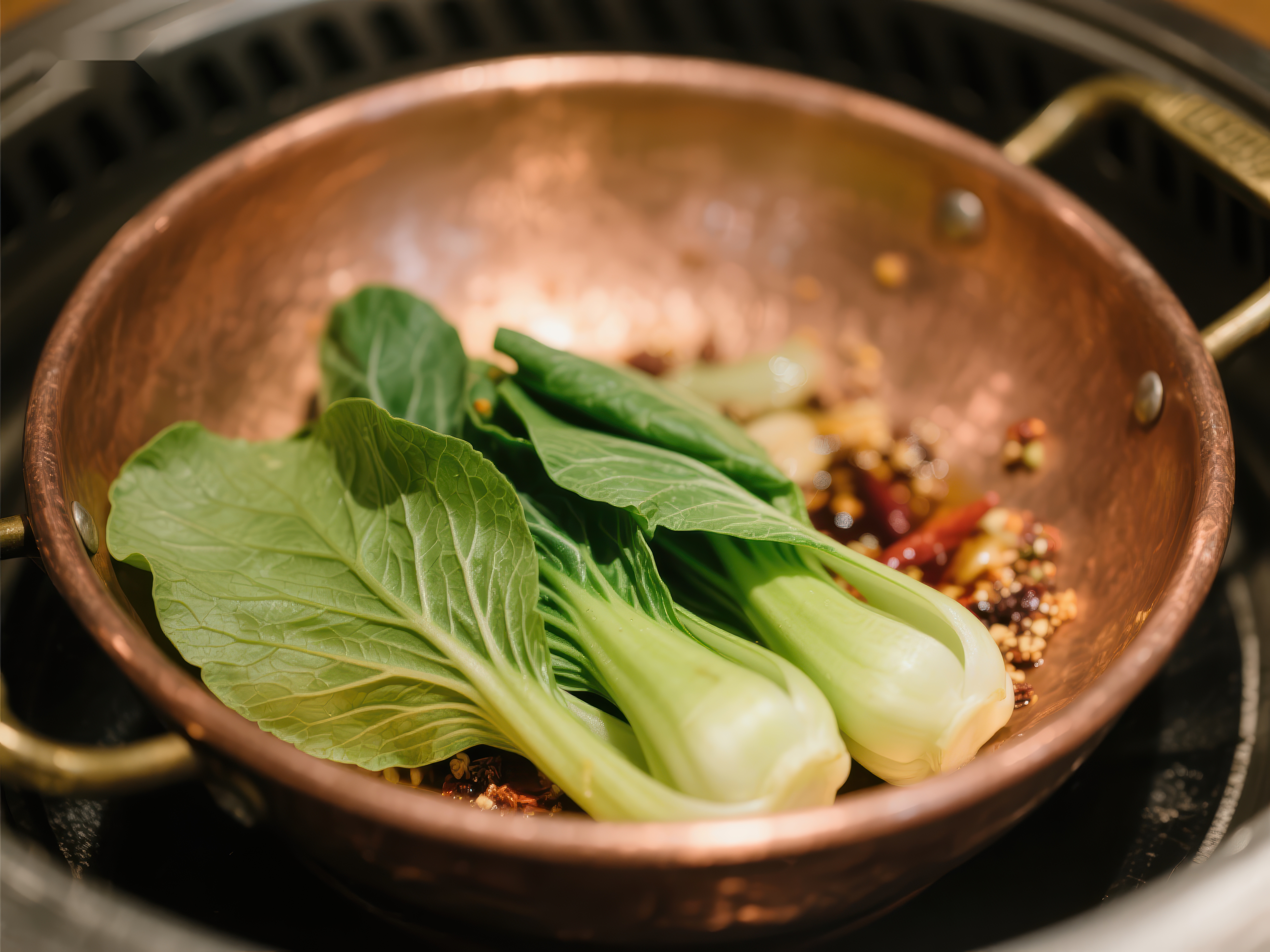 铜锅中的青菜与调料素材