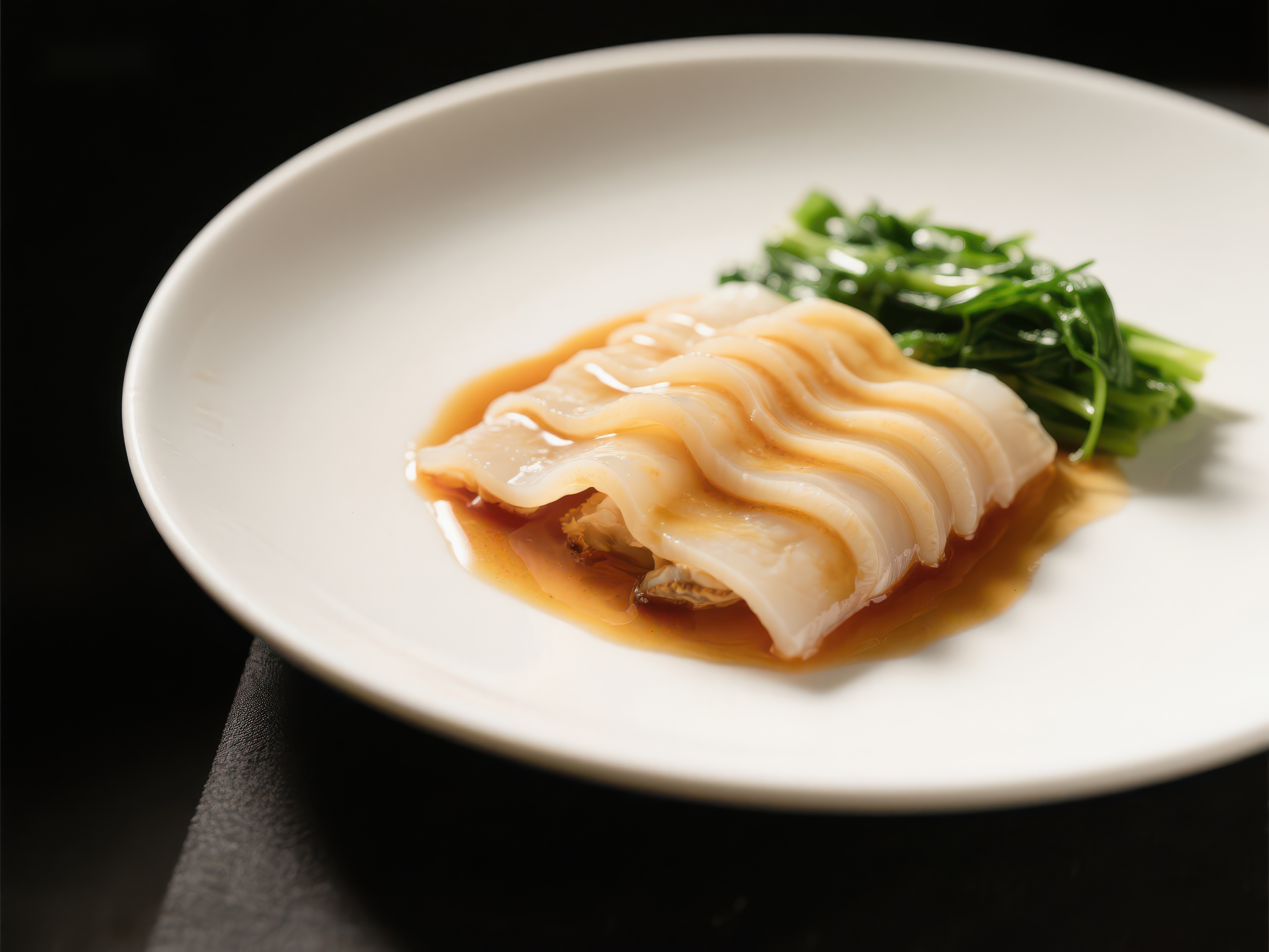 精致摆盘的鱼肉料理素材