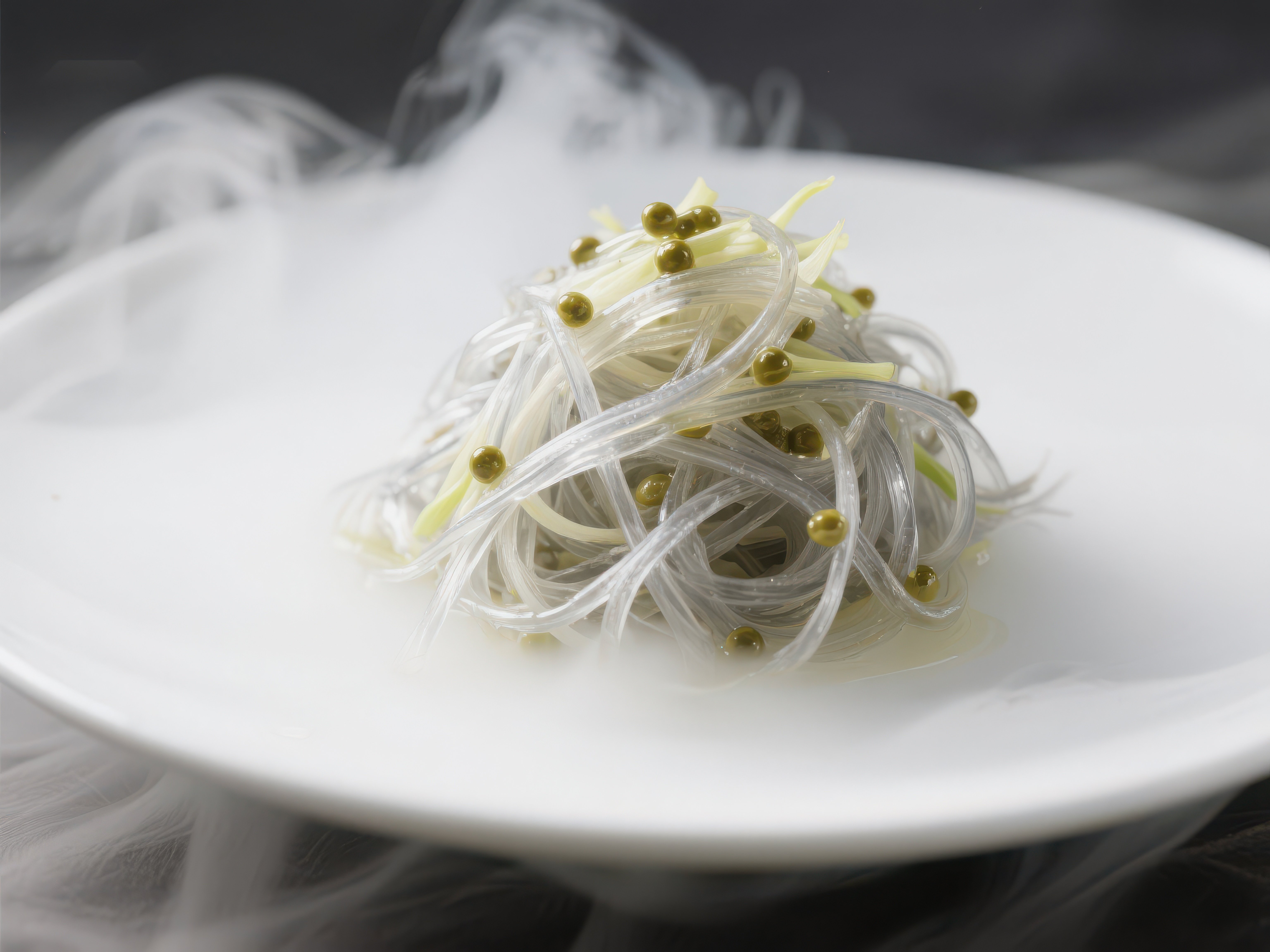 盘中蒸腾的豆芽粉丝素材