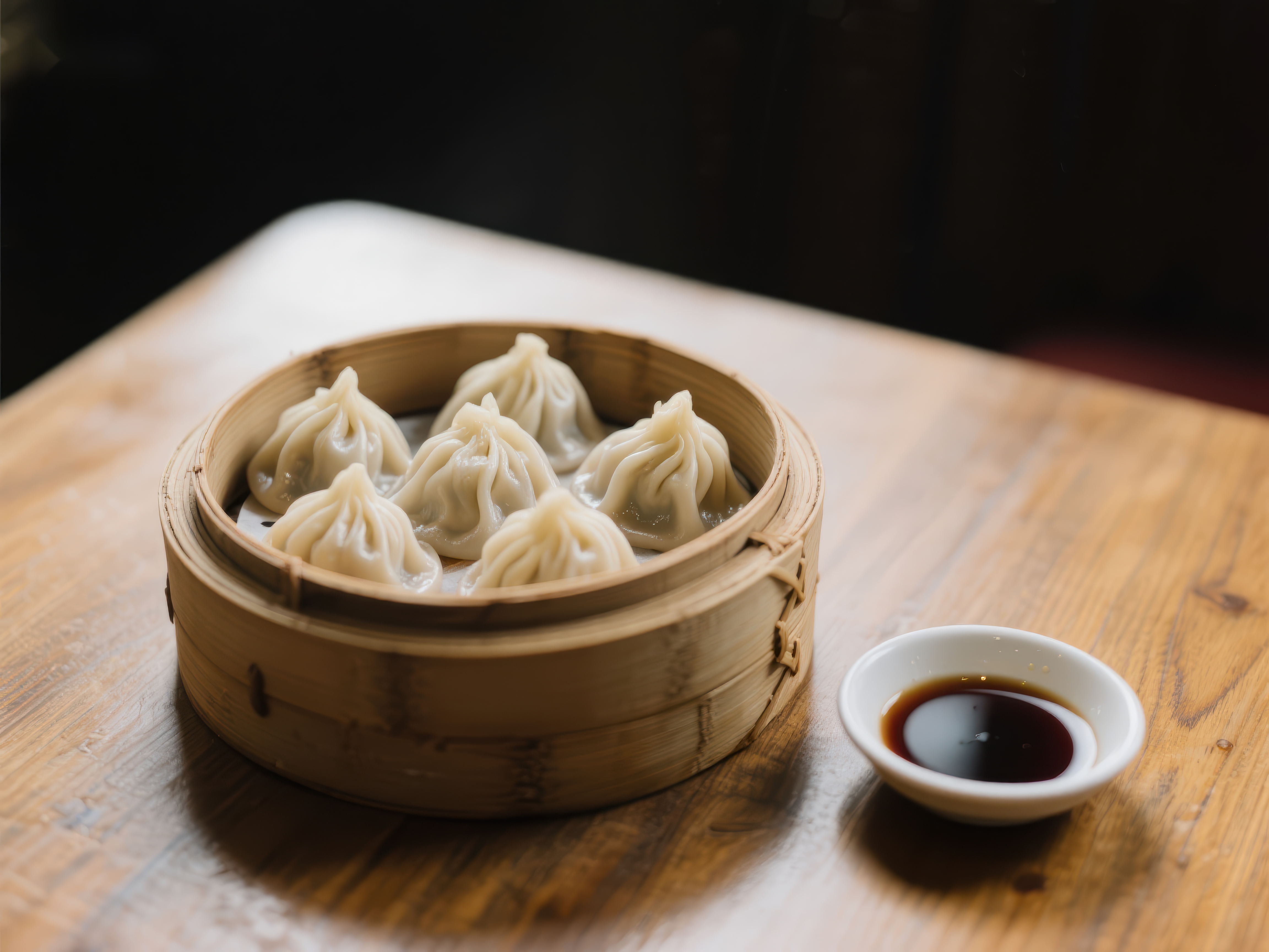 蒸笼中的美味小笼包素材