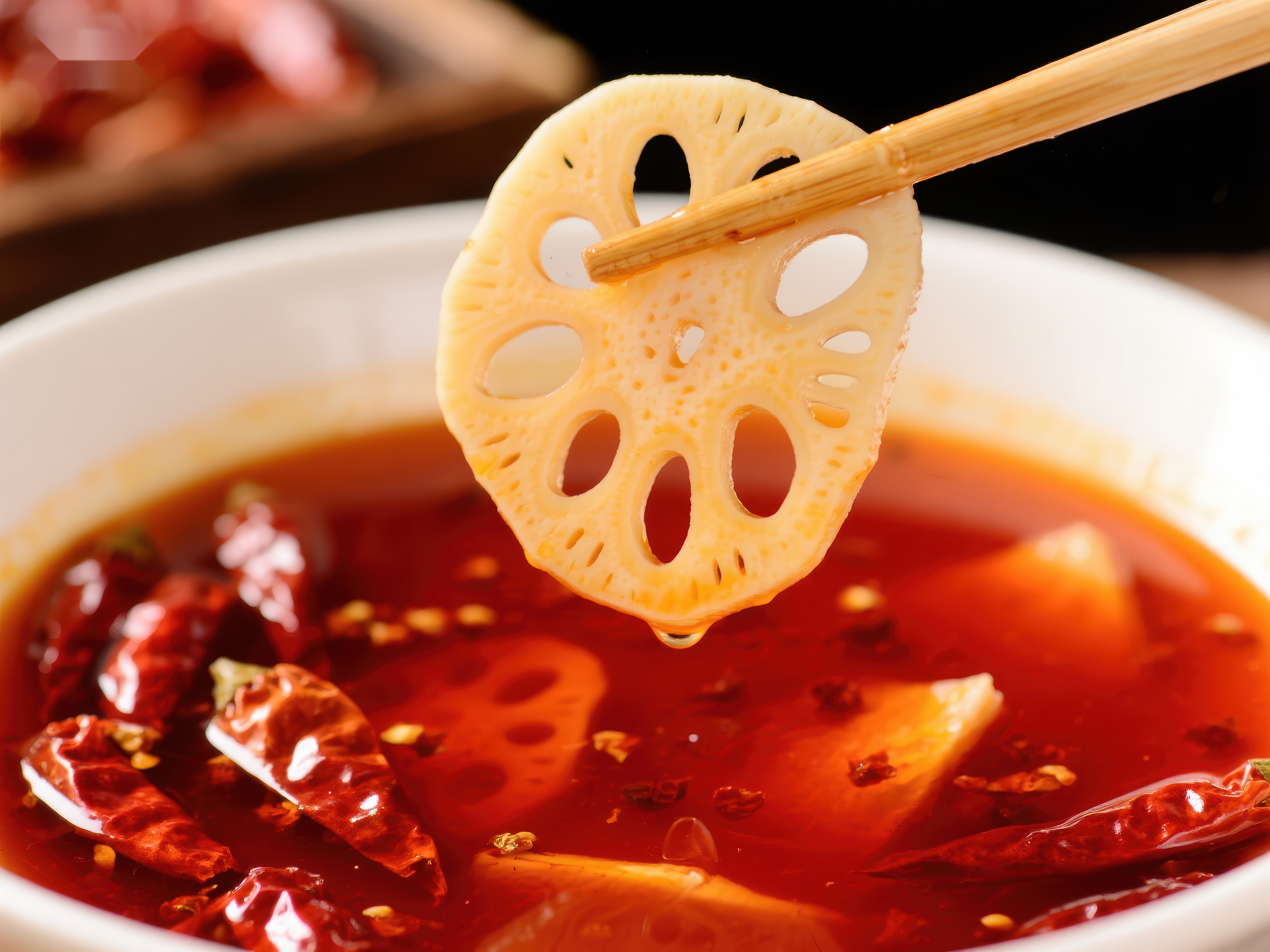 麻辣火锅中的莲藕片特写素材