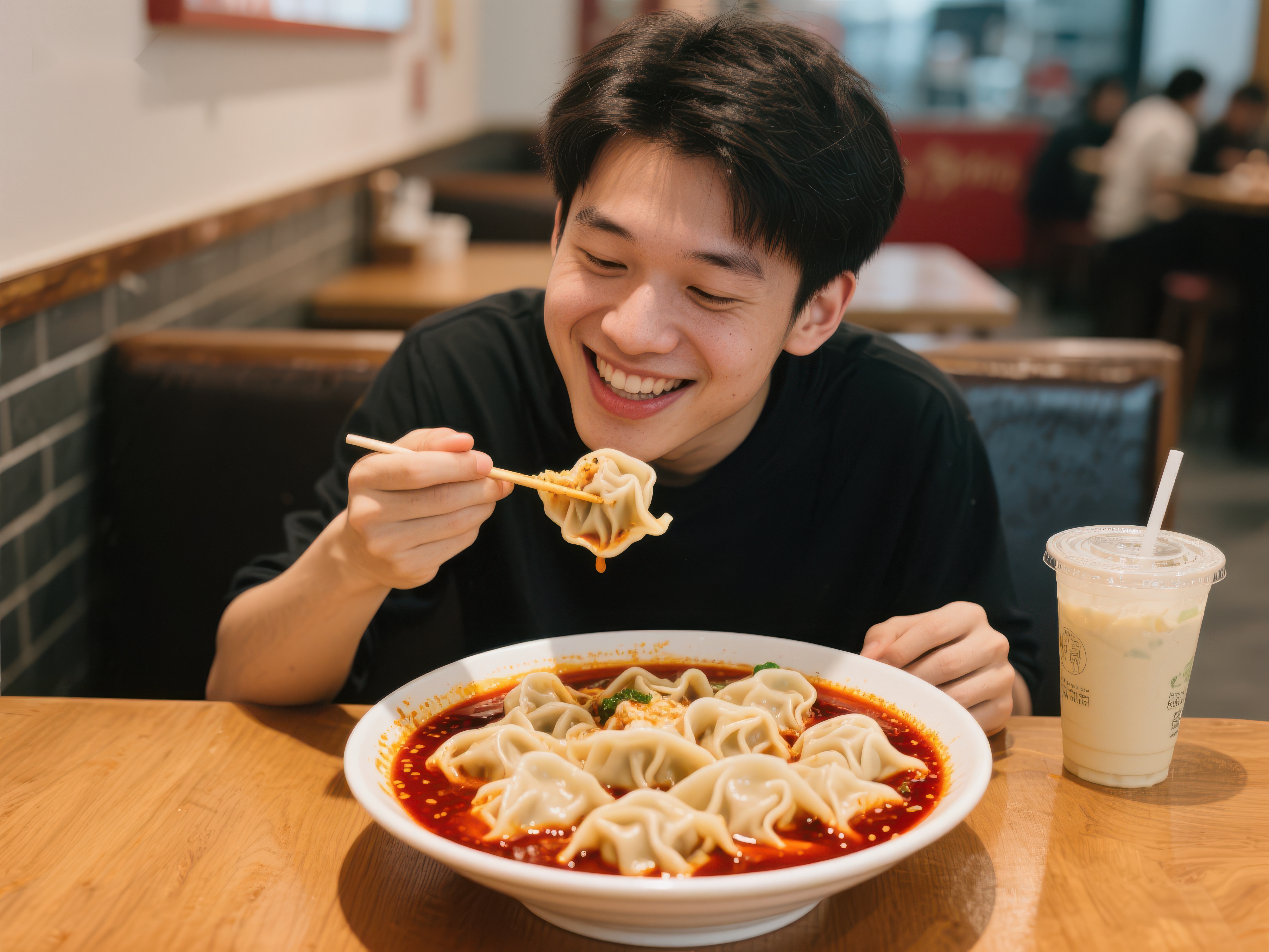男子享用麻辣水饺笑容满面素材
