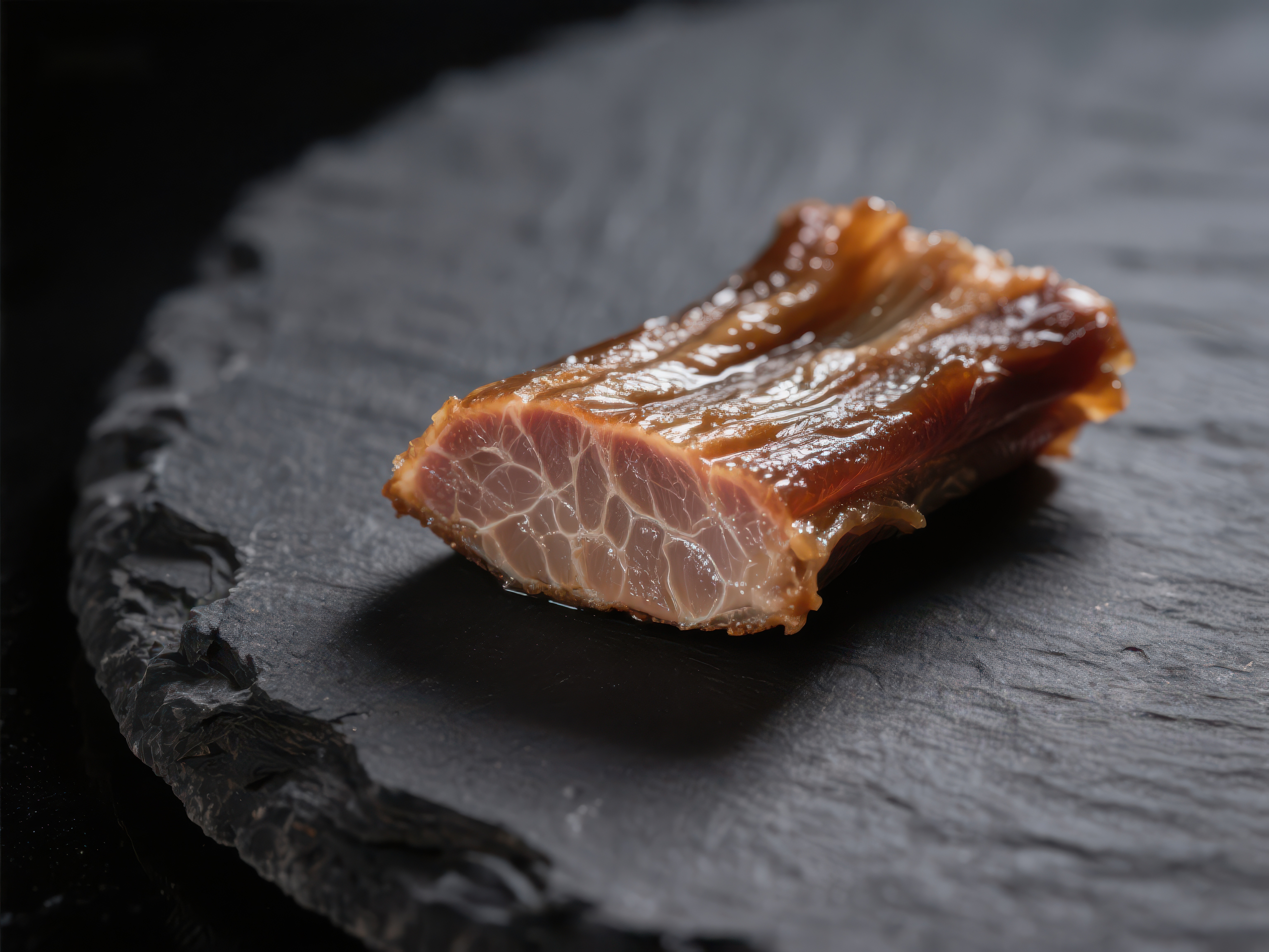烟熏肉片置于石板之上素材