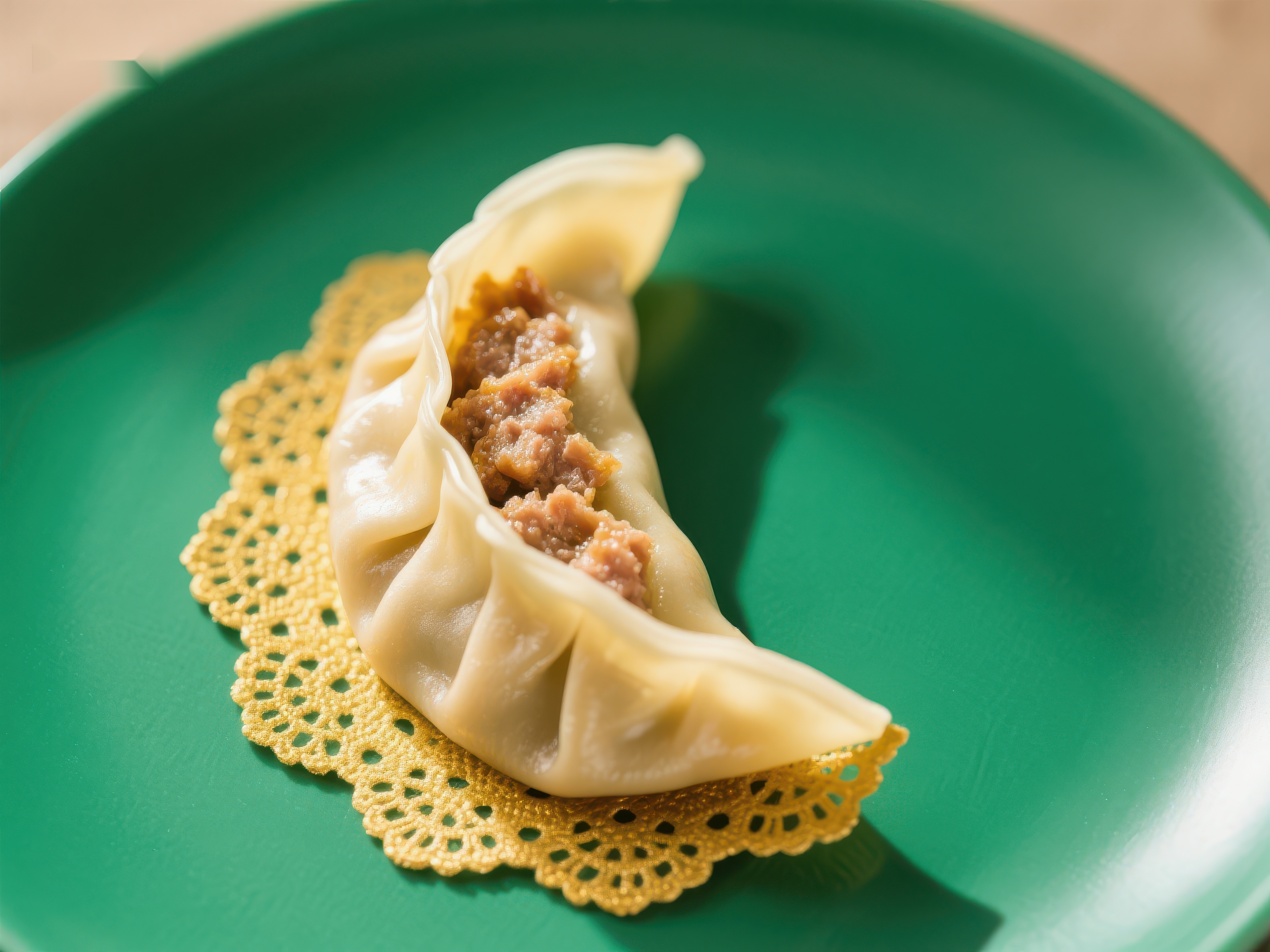 绿色盘上的美味饺子素材