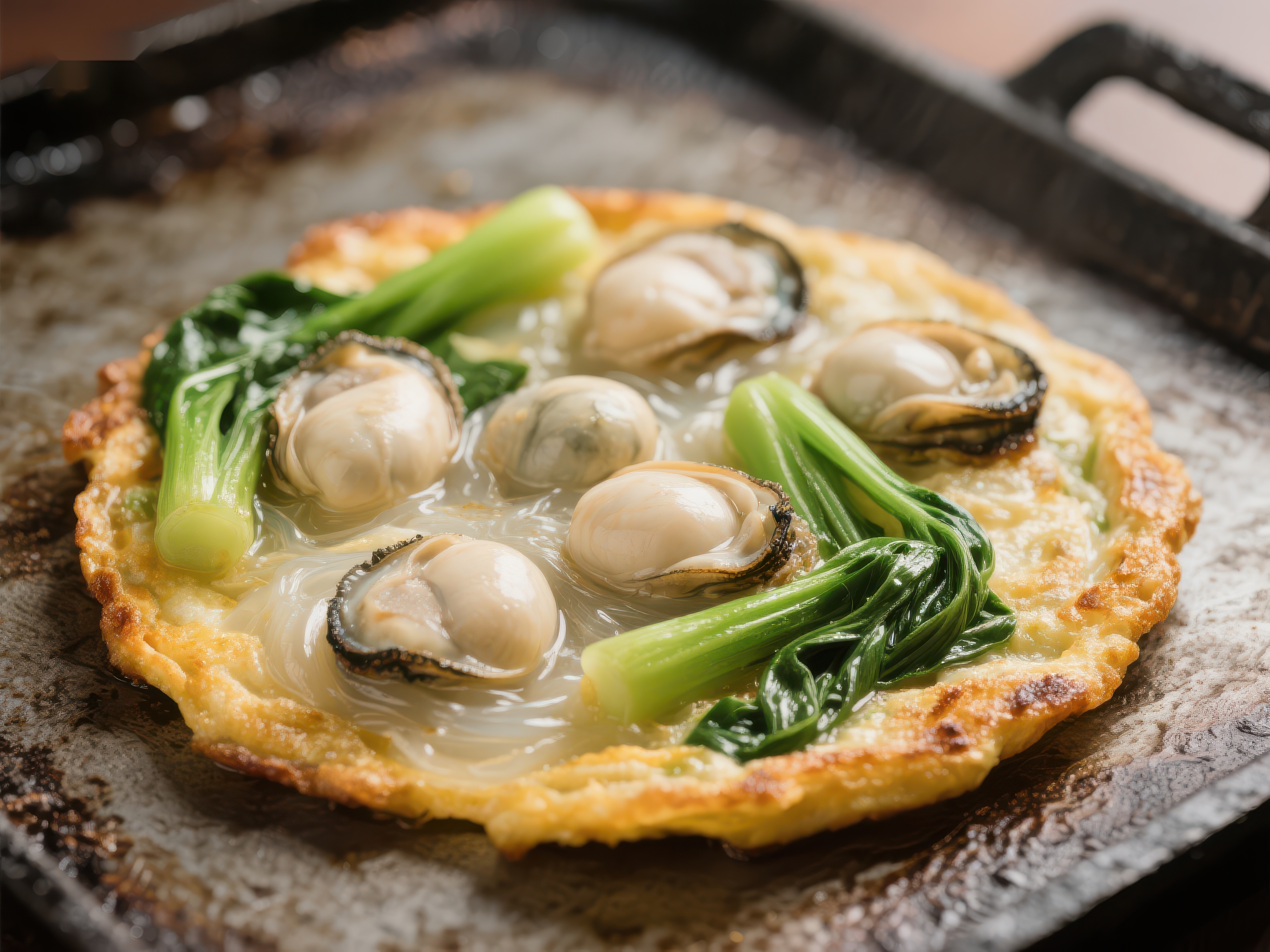 煎锅上的牡蛎煎饼素材
