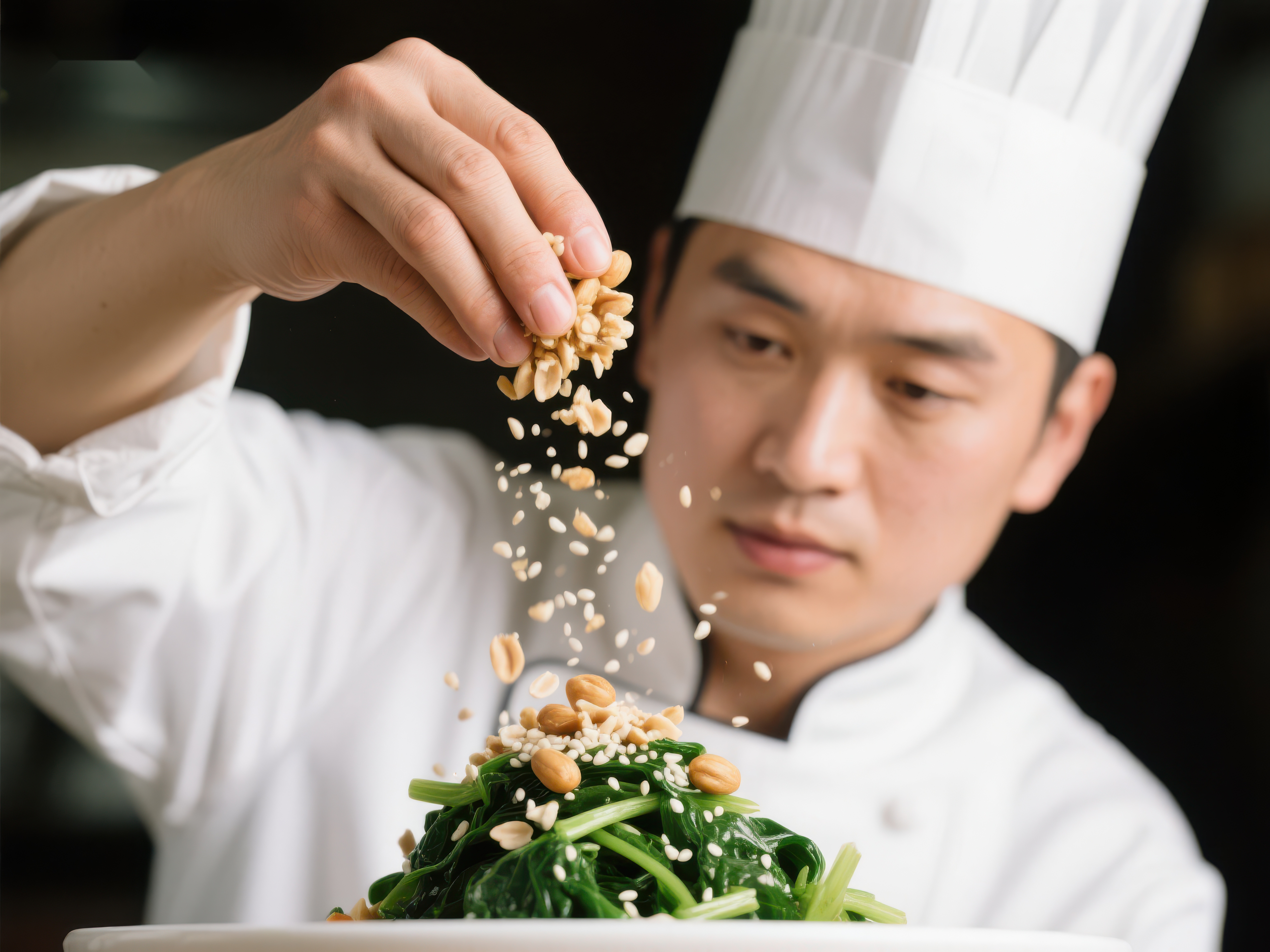 厨师精心撒料装点绿色菜肴素材