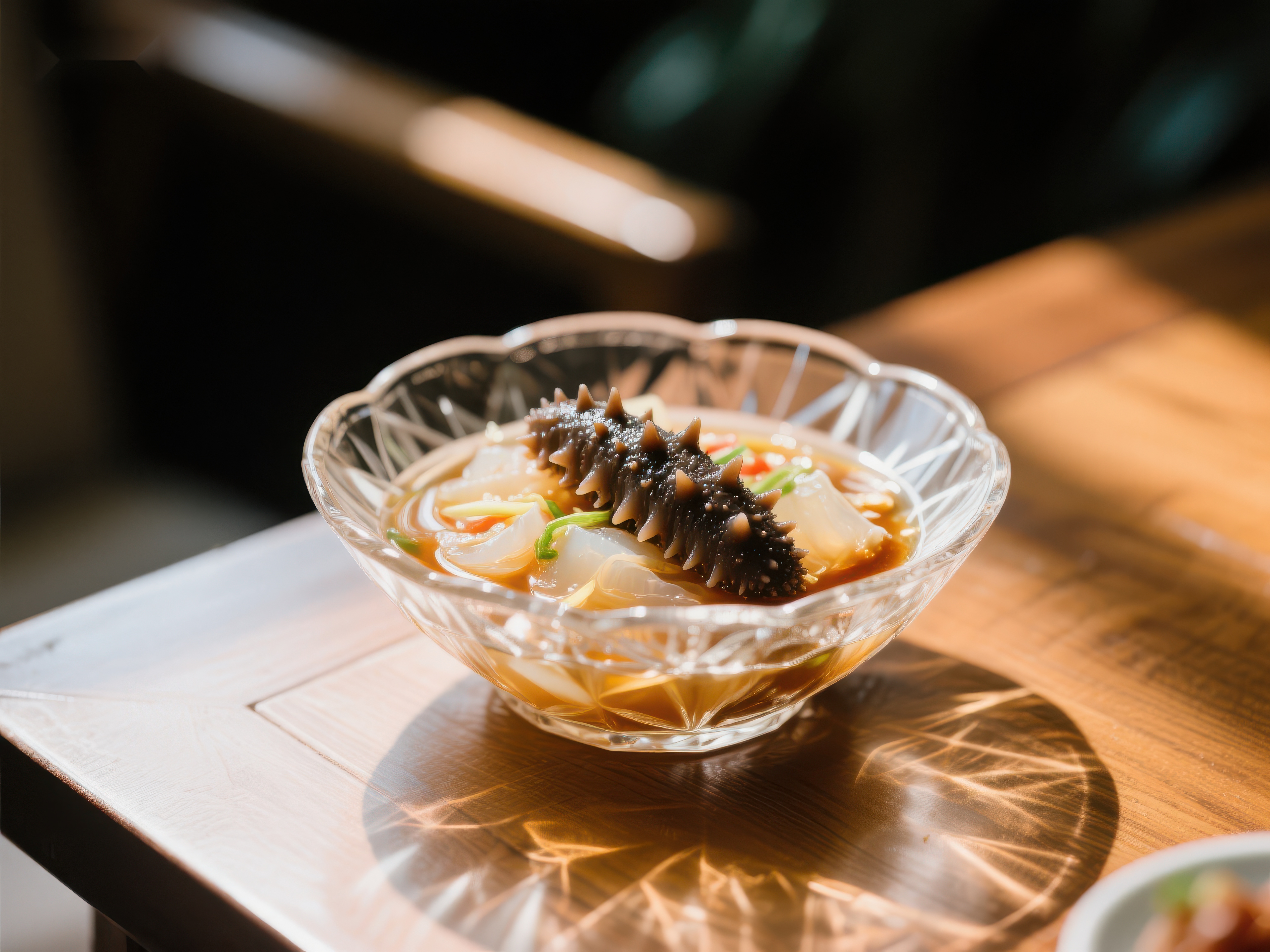 海参汤碗阳光洒落桌面素材