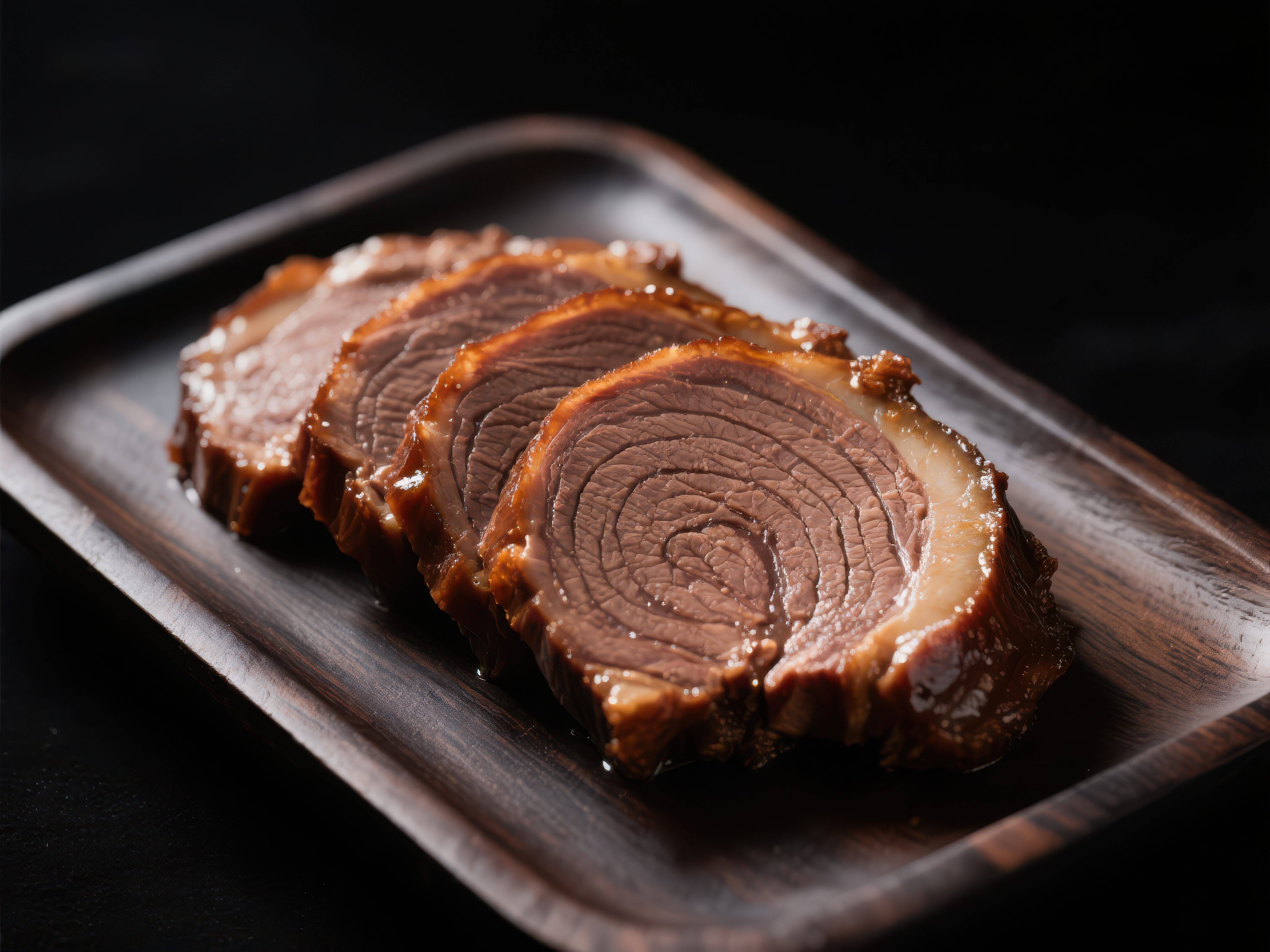 精致切片肉食摆放在深色木质盘中素材