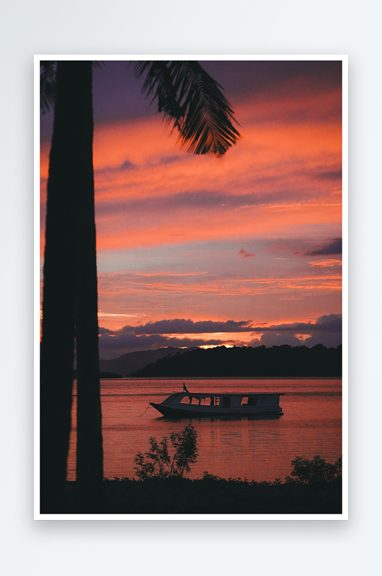 夕阳下的湖面与小船剪影-众图网