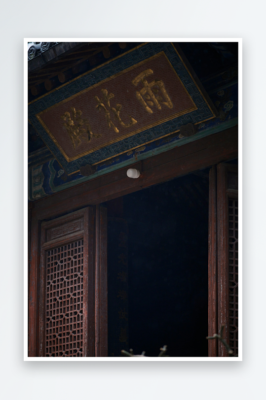 古建筑门楣与雕花窗格