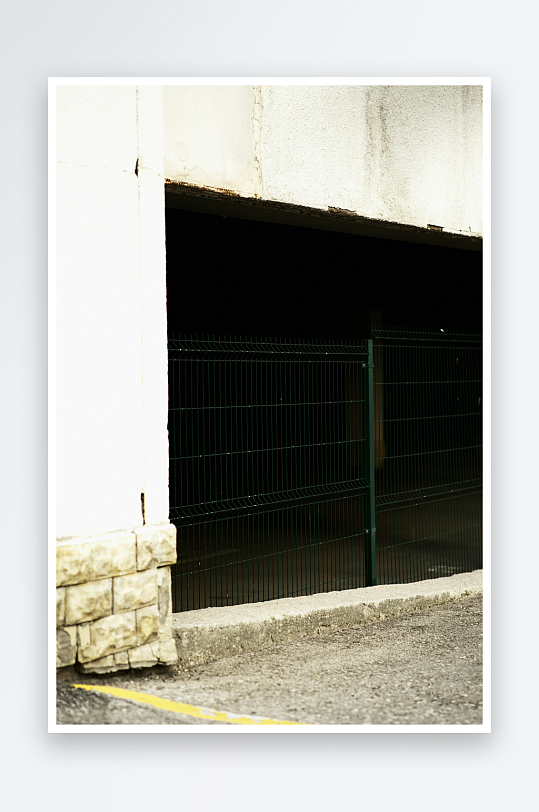 昏暗车库入口与铁丝网围栏-众图网