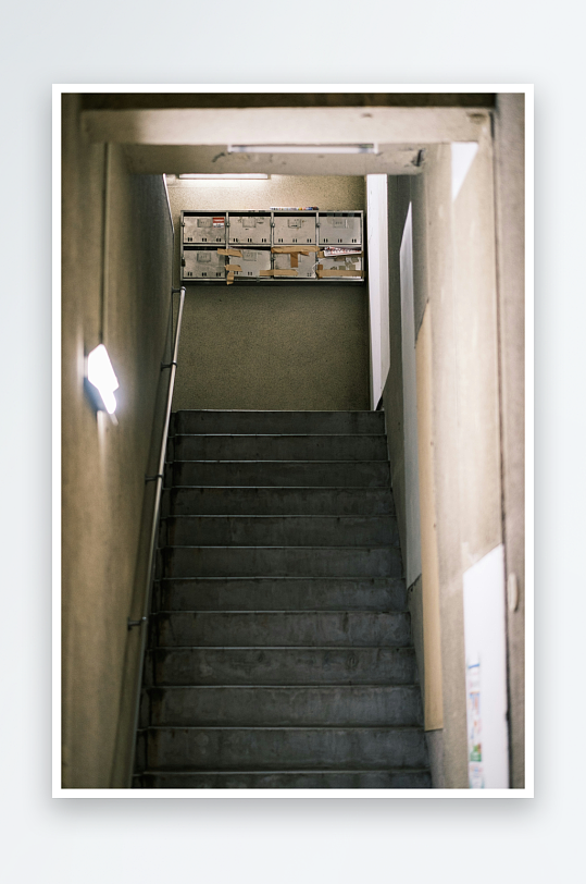 昏暗楼梯间与电表箱