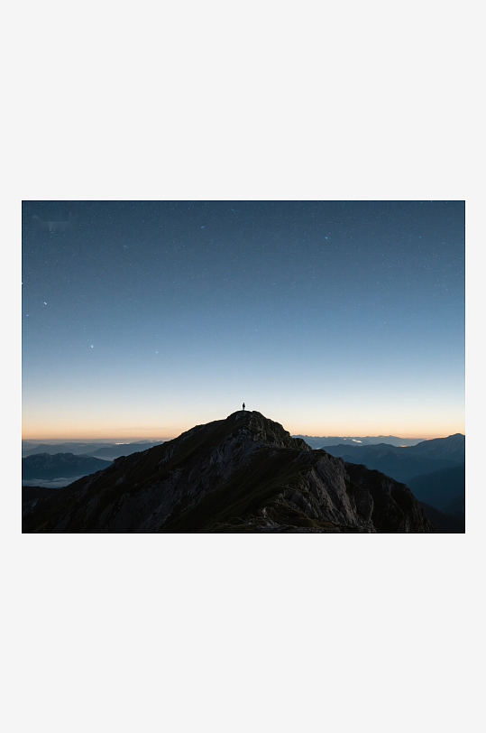 夜幕下的山峰剪影-众图网