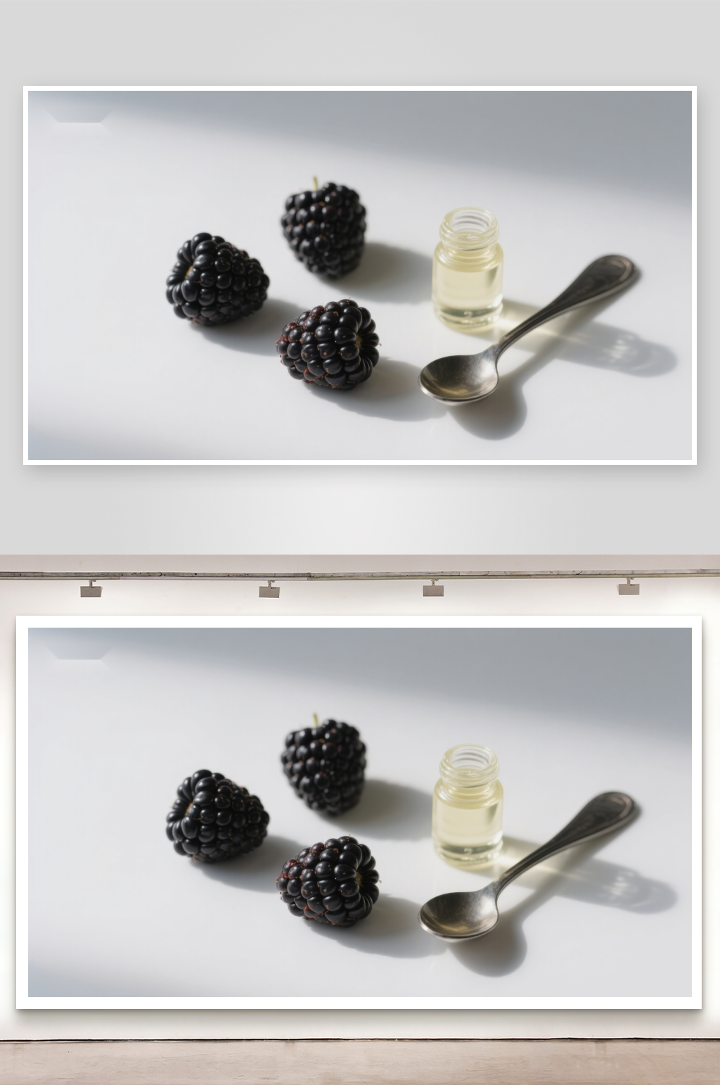 黑莓与精油的静物组合素材