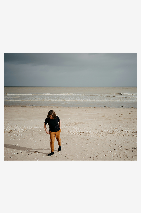 一人站在沙滩眺望大海-众图网