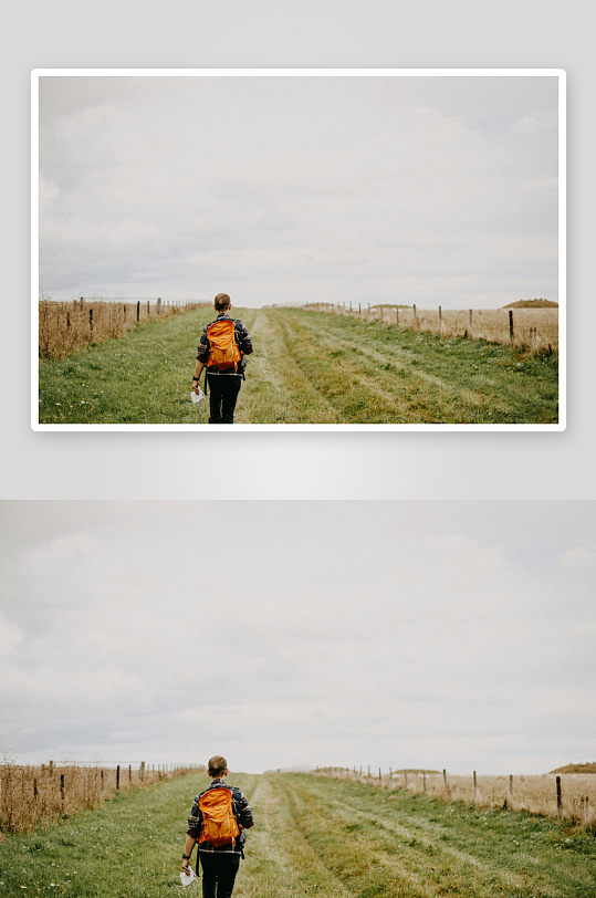 一人背着橙色背包行走在乡间小路上-众图网