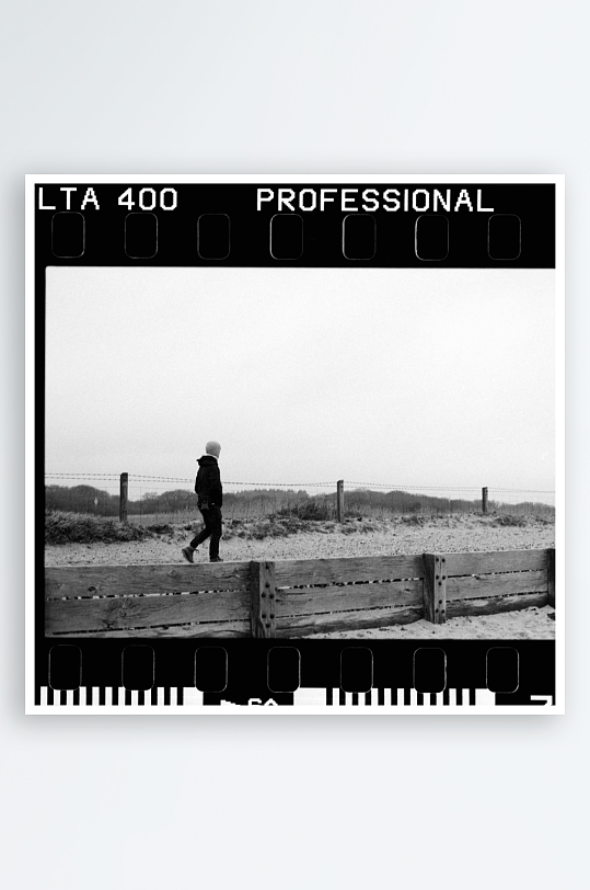 一人行走于沙地围栏旁-众图网