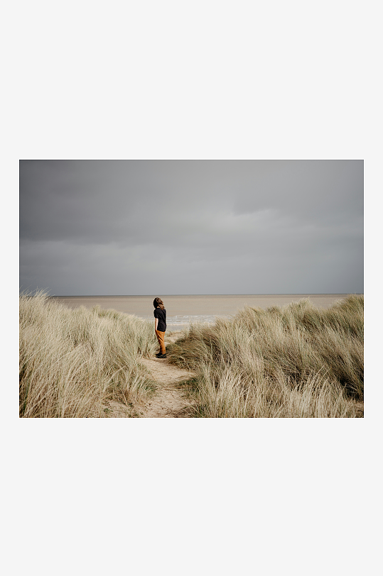 一人行走在海边草丛小径-众图网