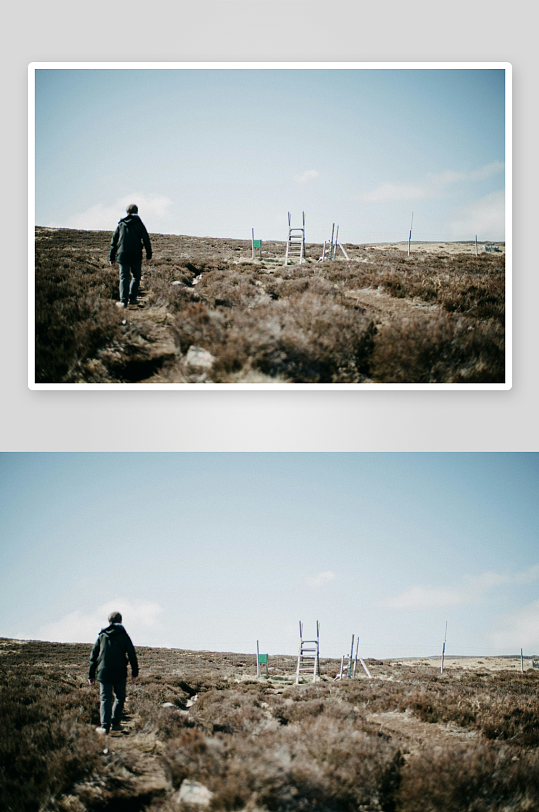 一人行走在荒野草地上-众图网