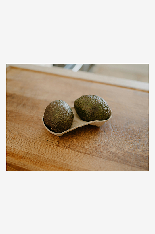 两个牛油果置于木质托盘-众图网