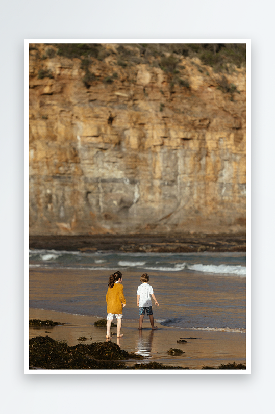 两人在海滩边散步-众图网