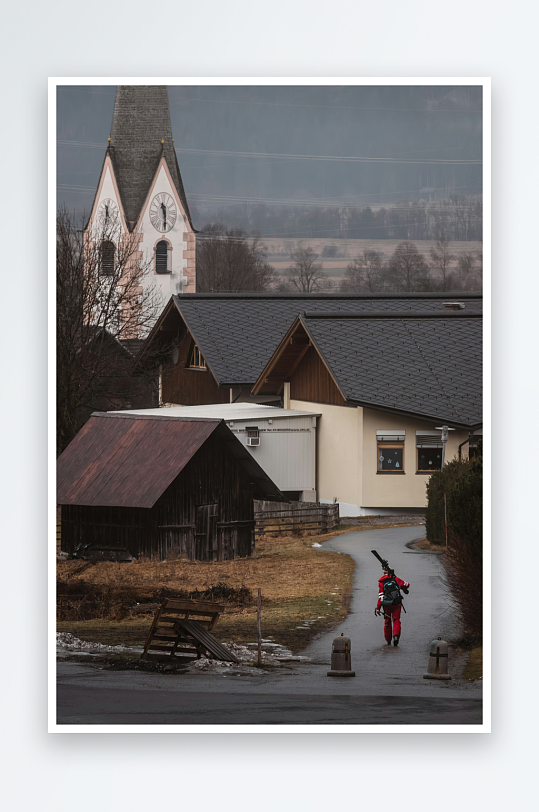 乡村小径上的骑行者-众图网