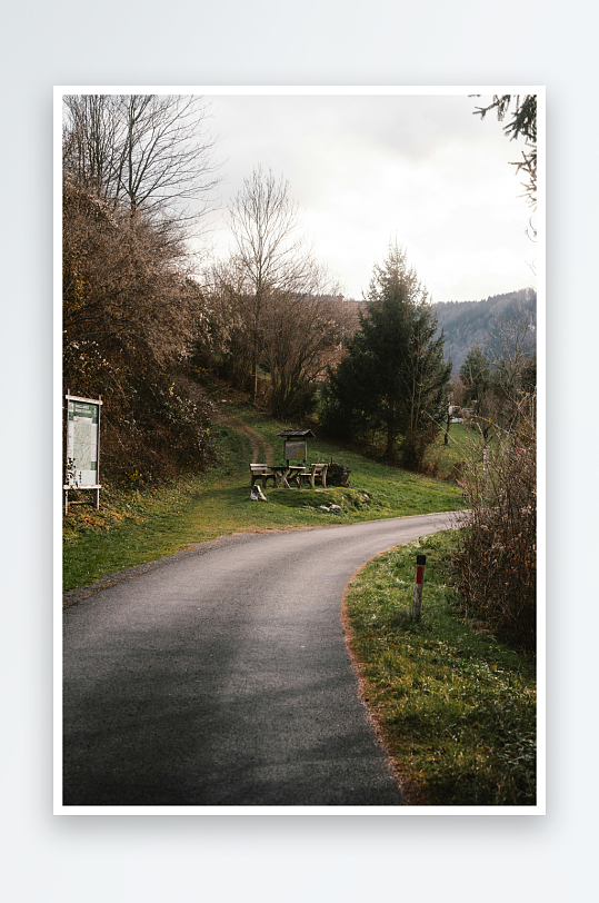 乡村小径旁的休息区-众图网