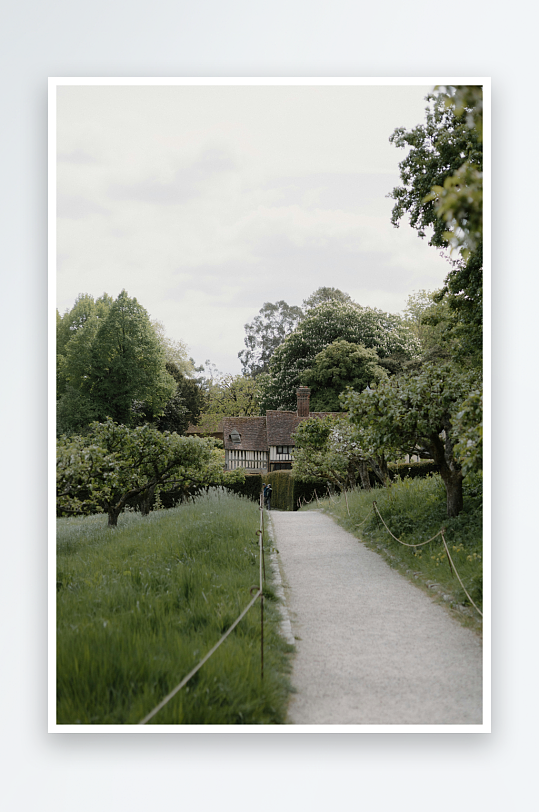 乡村小径通向老式农舍-众图网