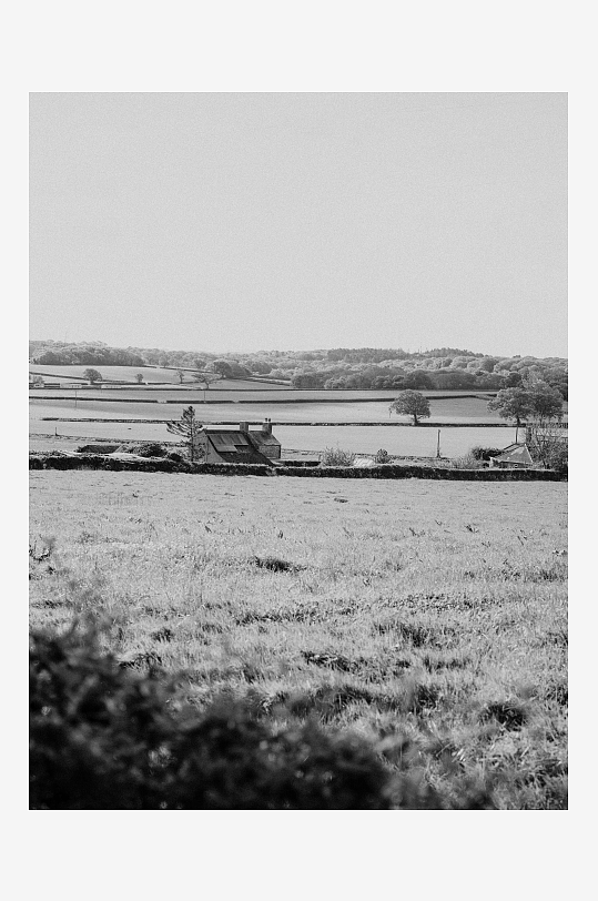 乡村田野与农舍黑白风光-众图网