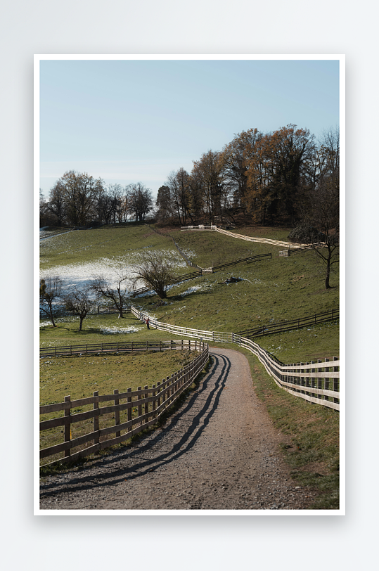 乡间小径蜿蜒穿过草地-众图网