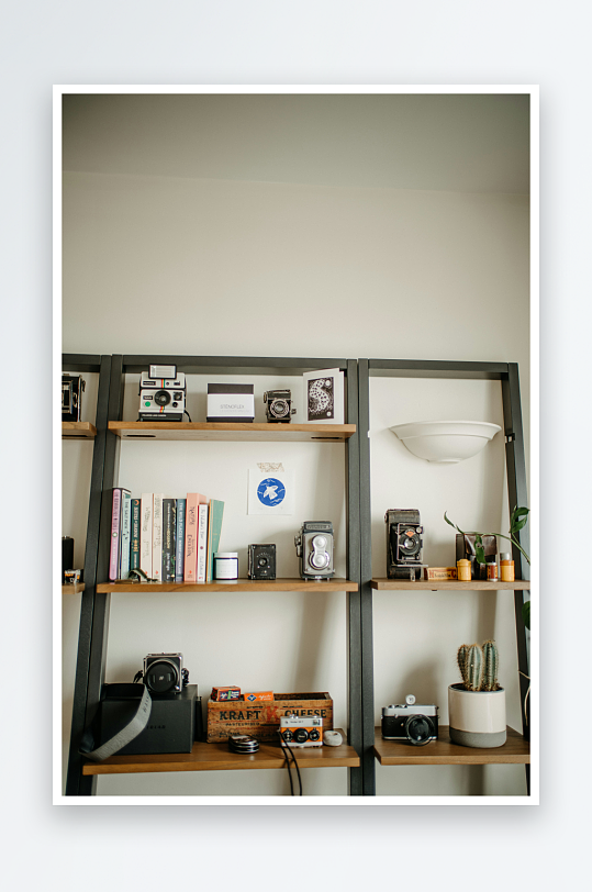 书架上的复古相机与书籍陈列-众图网