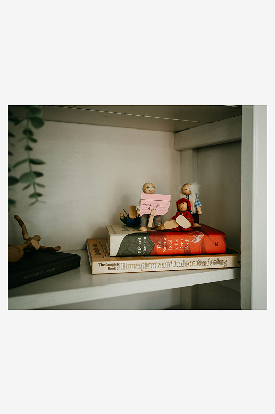 书架上的木偶与书籍摆设-众图网