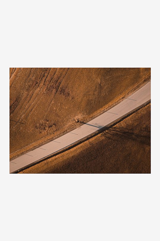 俯瞰干涸土地与道路-众图网