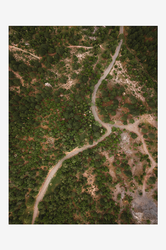 俯瞰蜿蜒山间小路-众图网