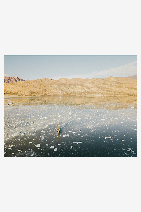 冰封湖面与荒漠山丘-众图网